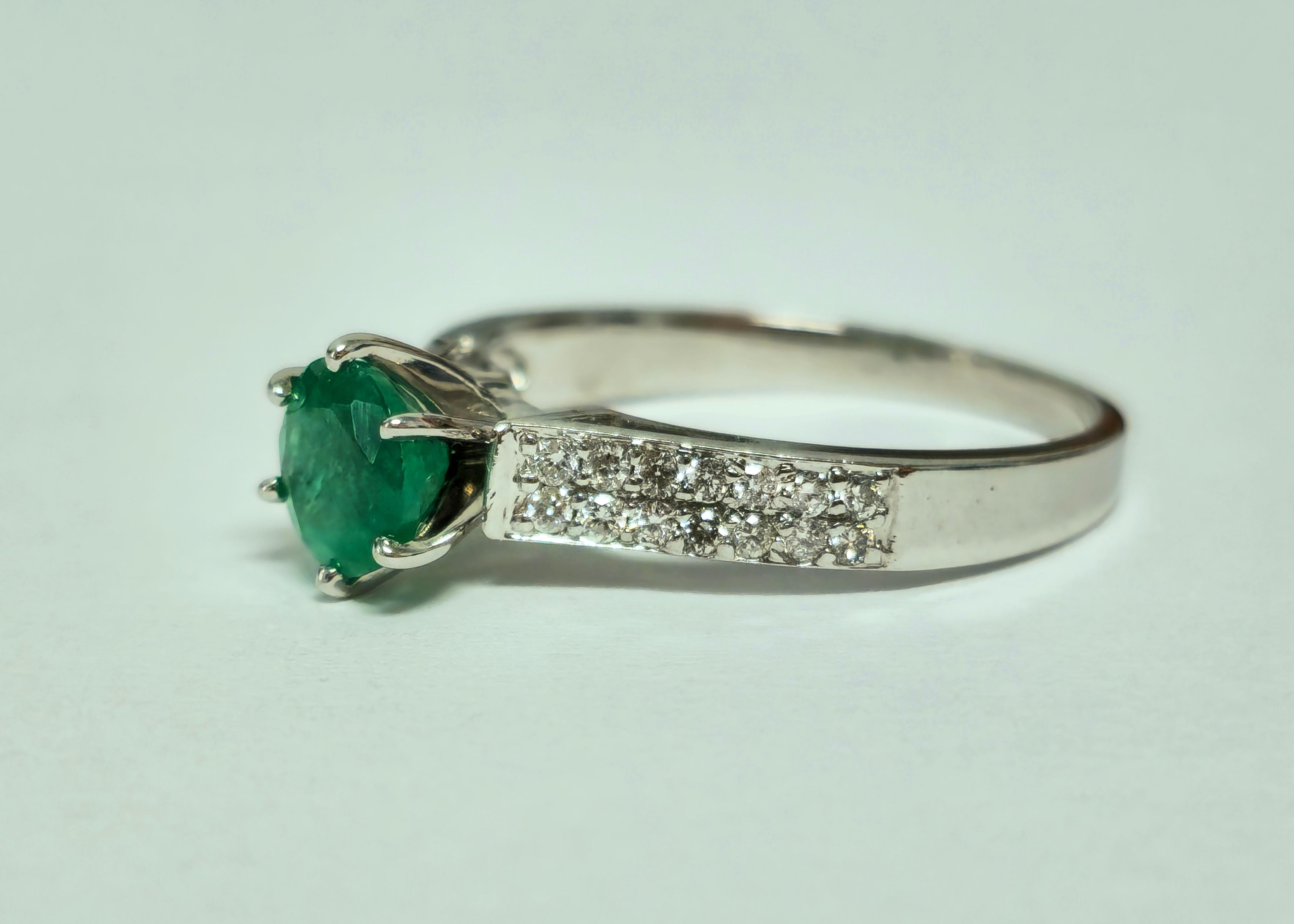 14K gold, 0.50 carat Colombian Emerald and Diamond Ring In Excellent Condition For Sale In Miami, FL