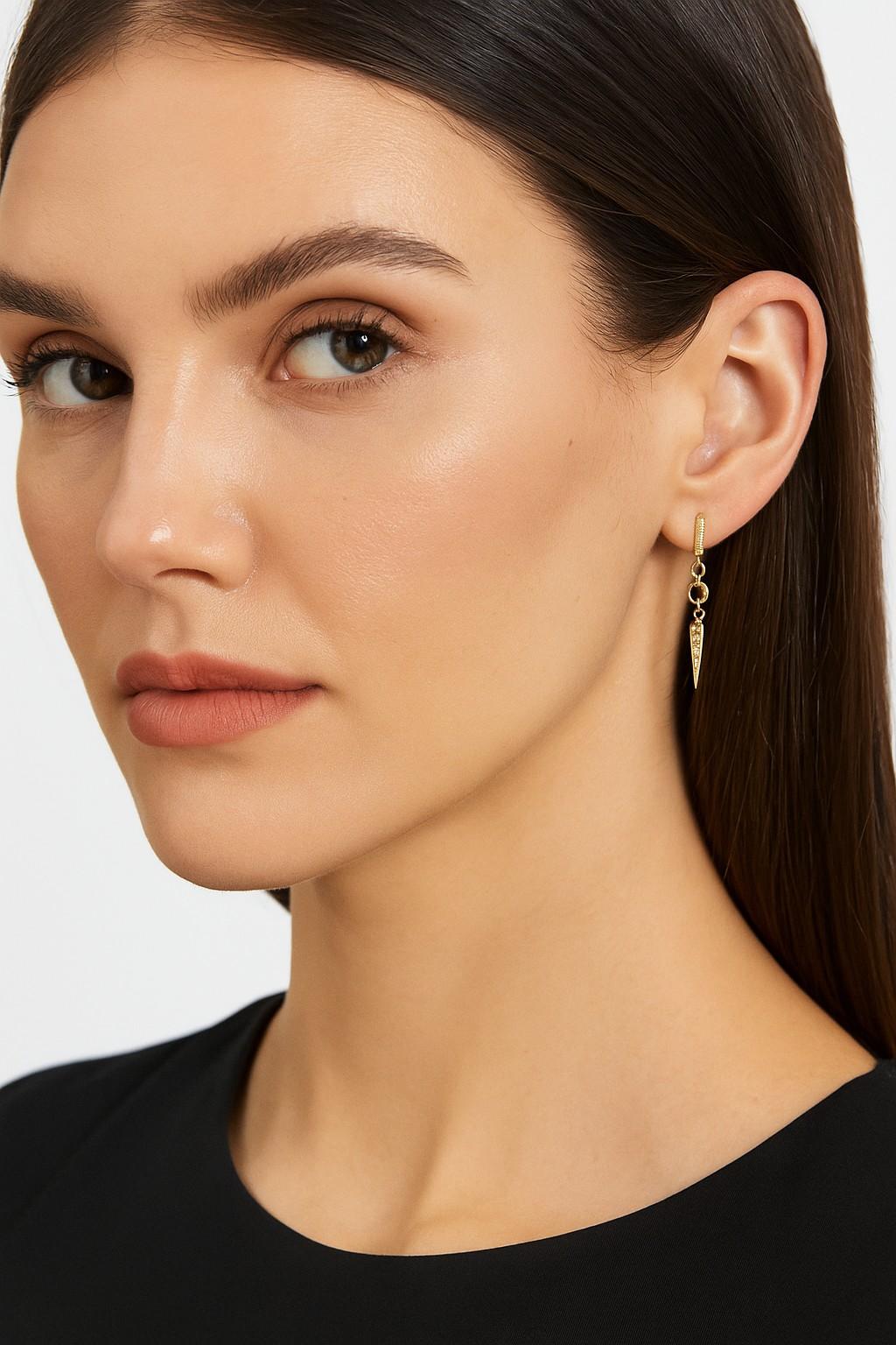 Pendientes Huggies de oro amarillo de 14 quilates acabado pulido, diseñados con motivos colgantes en forma de triángulo y acentuados con 0,58 quilates de mezcla de pavé, bisel y diamantes blancos y negros
