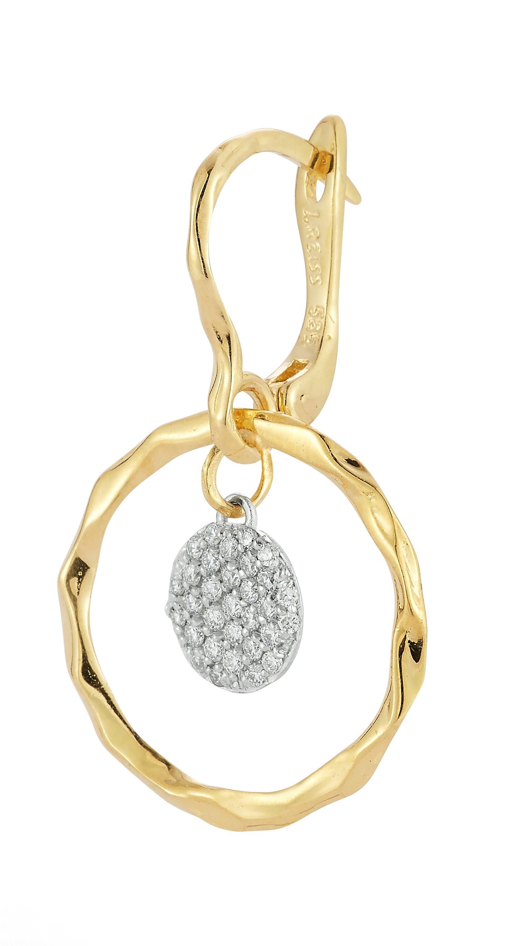 Orecchini a cerchio aperti da 18,5 mm in oro giallo 14 carati, lucidati e rifiniti a martello, con charms a cerchio con diamanti incastonati da 0,62 carati
