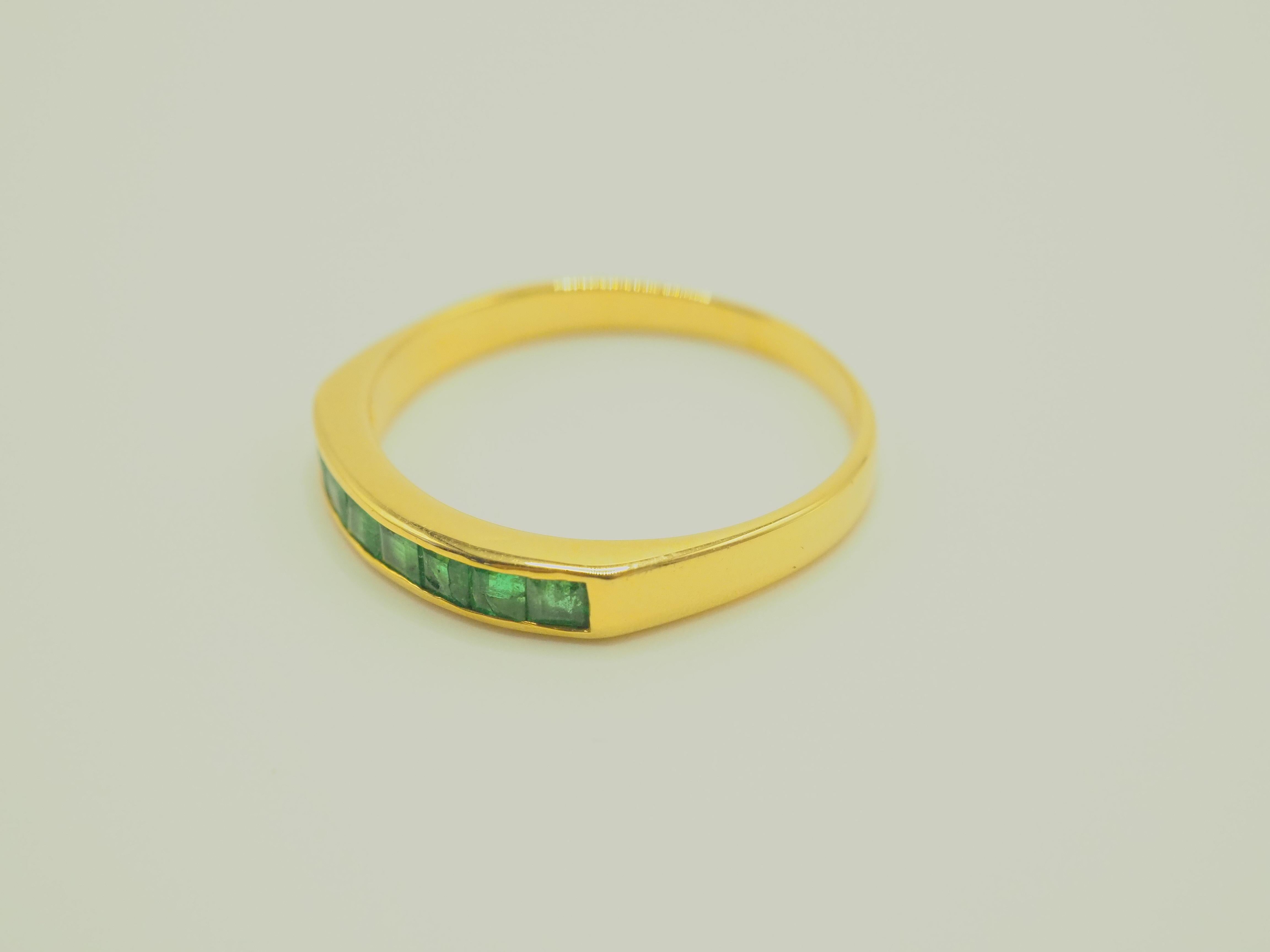 14K Gold 0,74 Karat Quadratischer Smaragd-Ring mit Smaragd (Carréeschliff) im Angebot