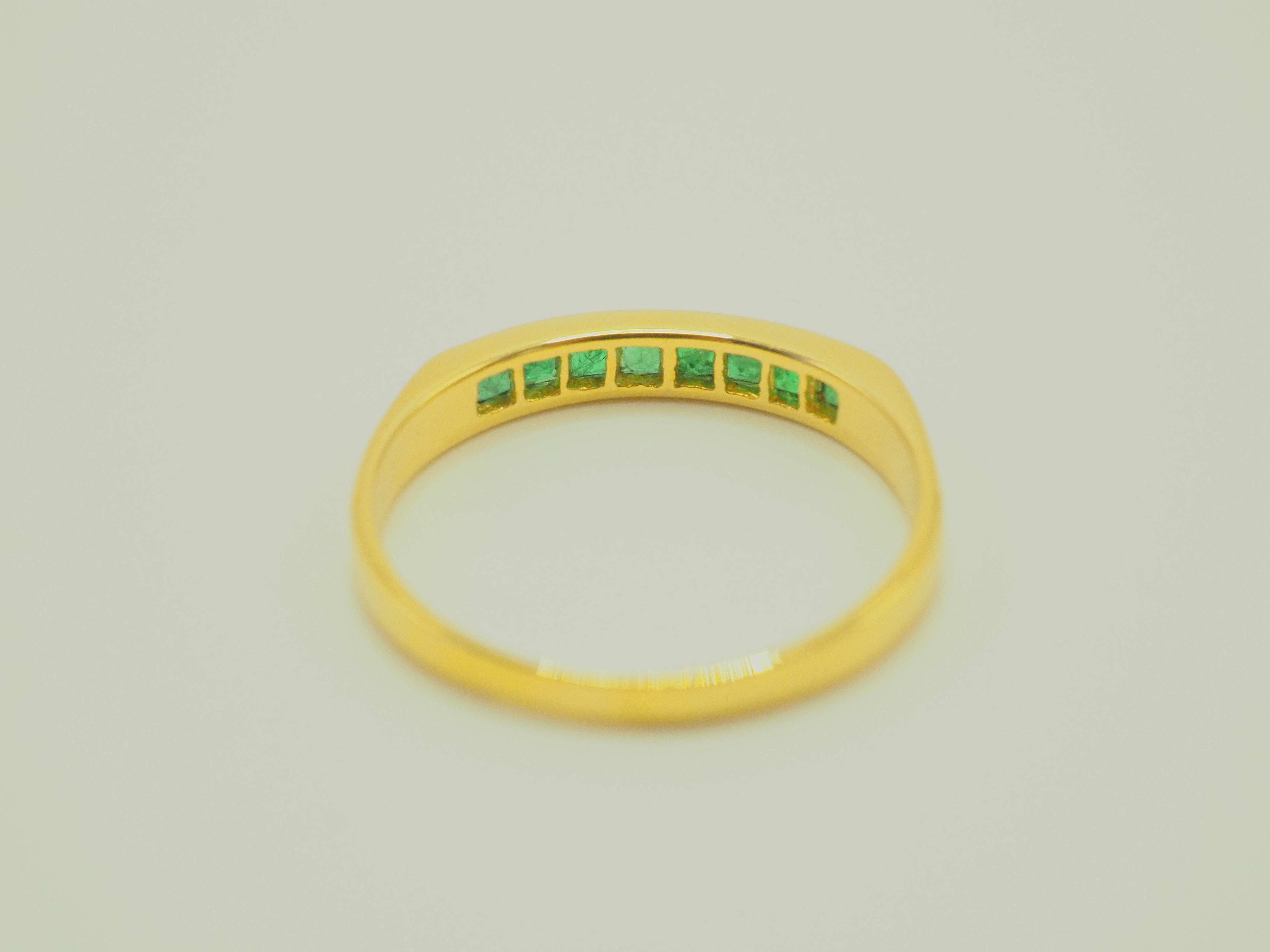 14K Gold 0.74ct Squared Emerald Band Ring In Excellent Condition For Sale In เกาะสมุย, TH