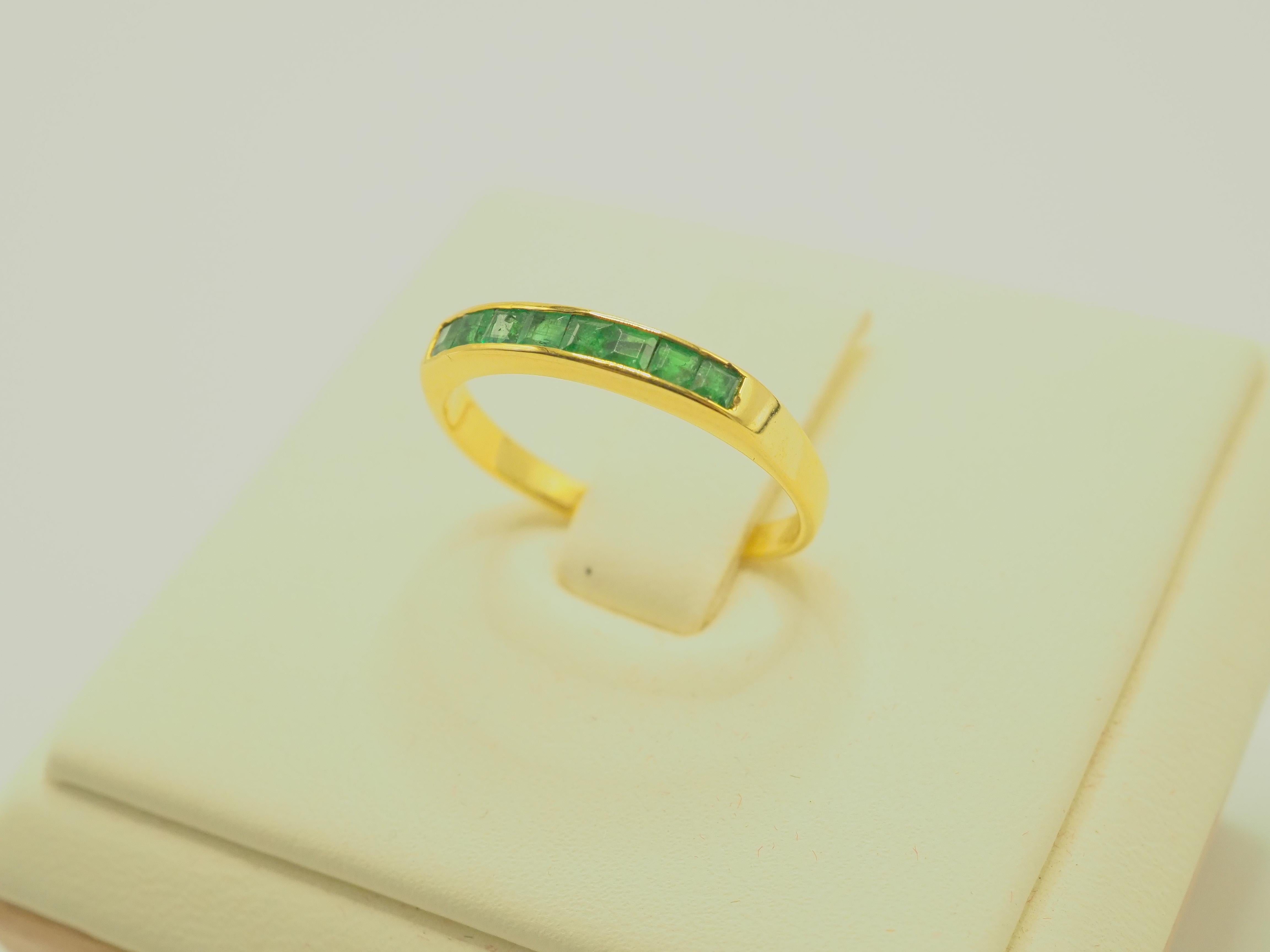 Women's or Men's 14K Gold 0.74ct Squared Emerald Band Ring For Sale