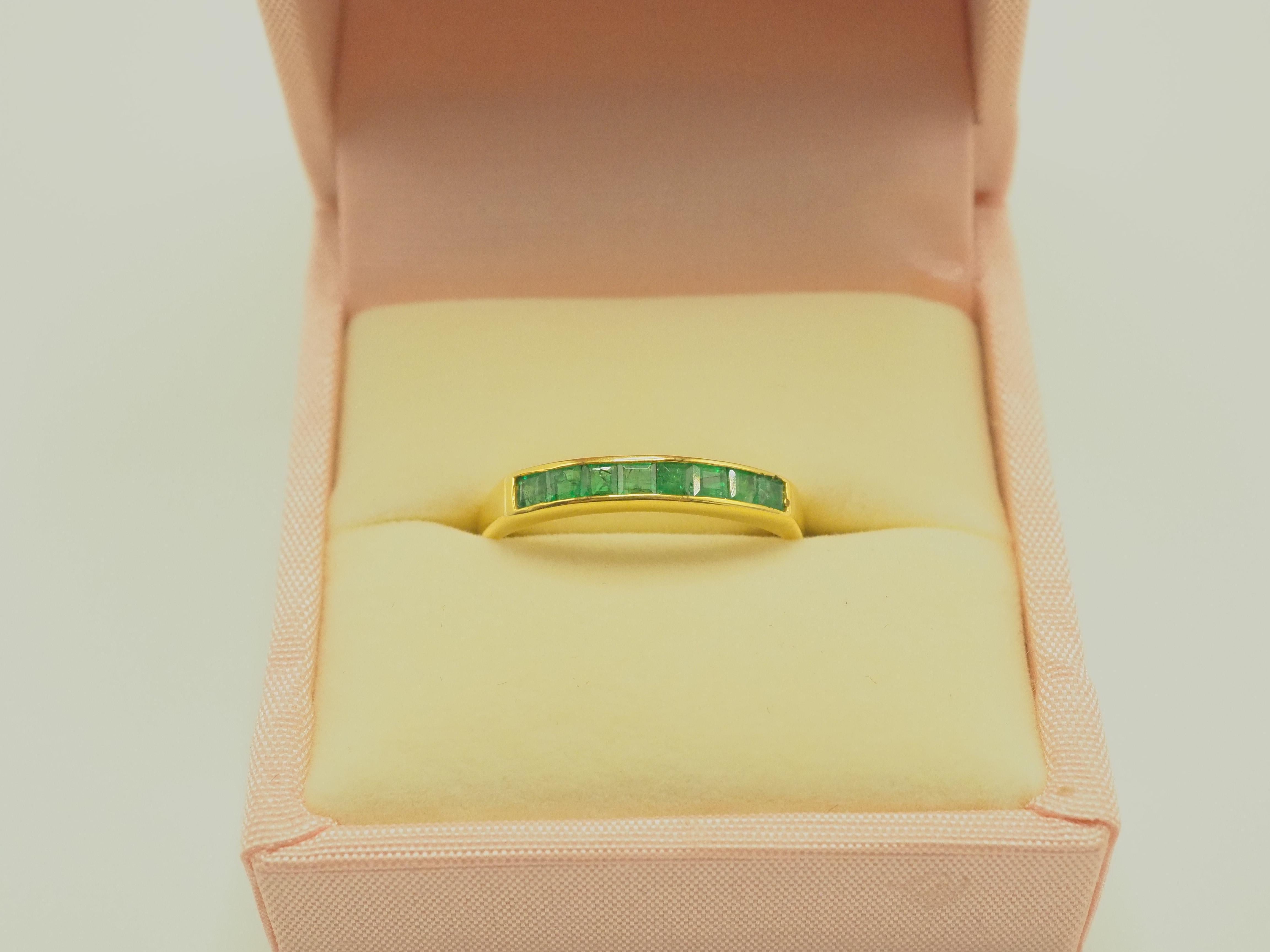 14K Gold 0.74ct Squared Emerald Band Ring For Sale 3