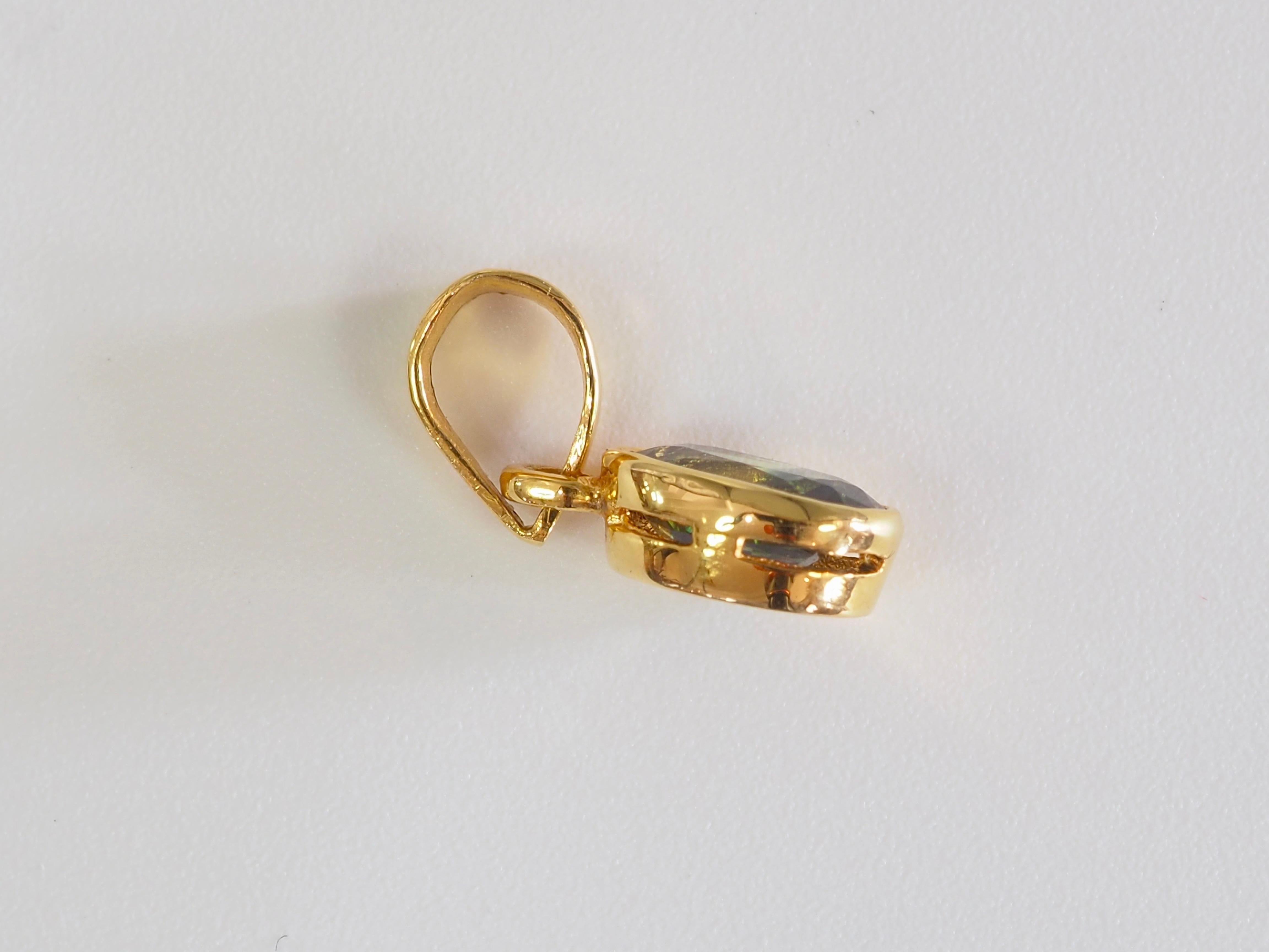 Ciondolo con castone di zaffiro verde giallastro in oro 14K da 0,80ct Bi-Color In condizioni Nuovo in vendita a เกาะสมุย, TH