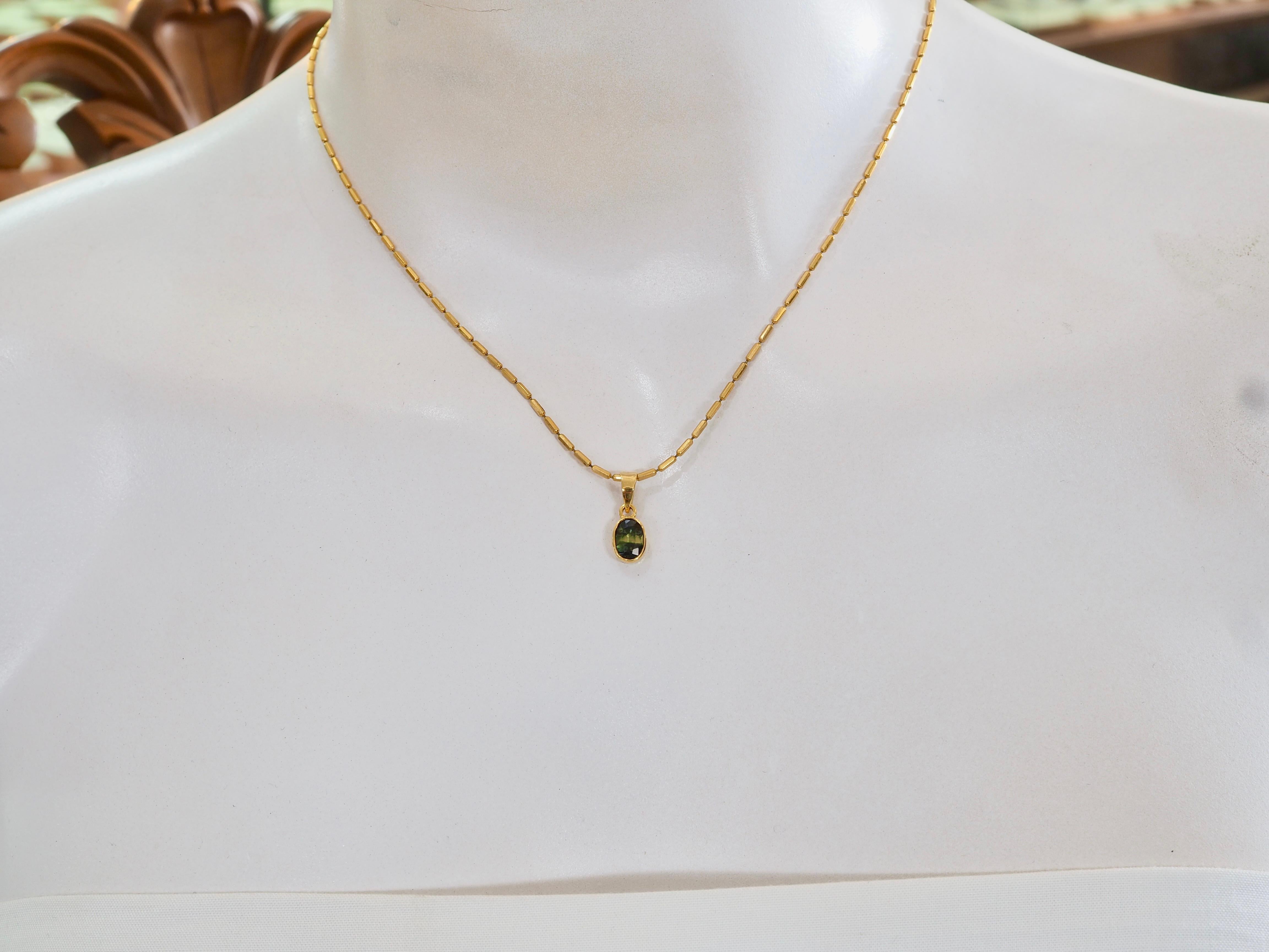 Ciondolo con castone di zaffiro verde giallastro in oro 14K da 0,80ct Bi-Color in vendita 1