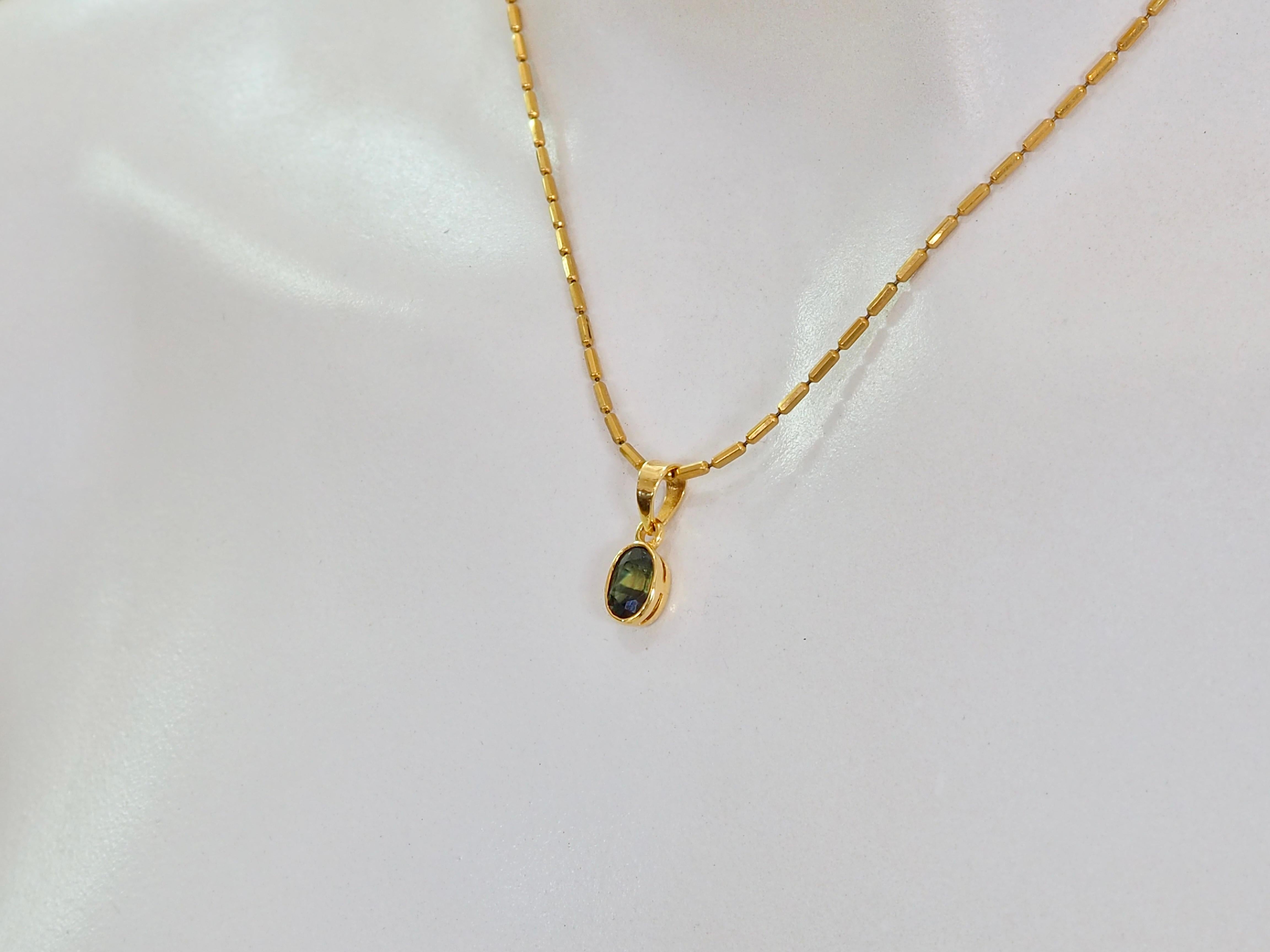 Ciondolo con castone di zaffiro verde giallastro in oro 14K da 0,80ct Bi-Color in vendita 2