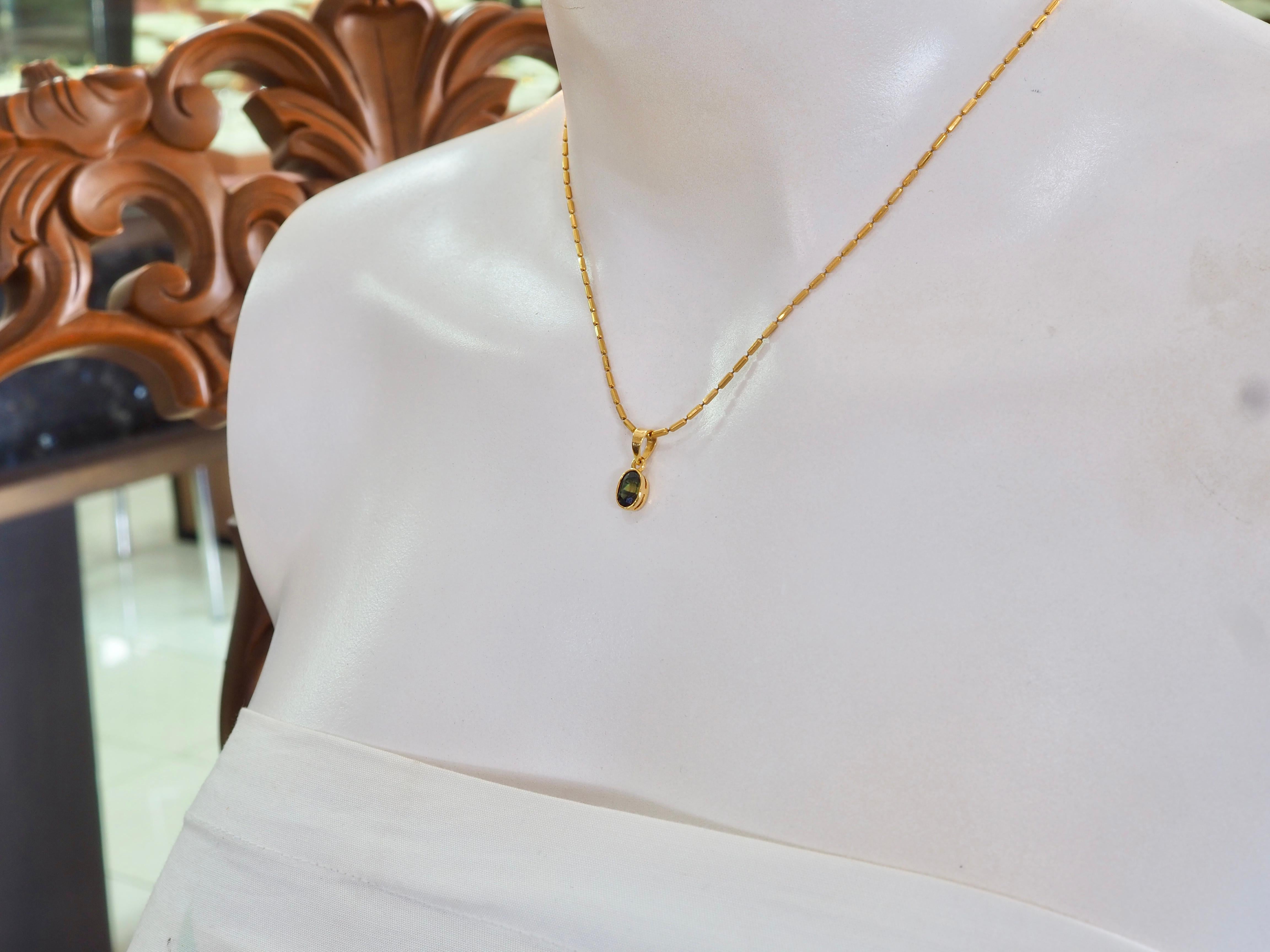 Ciondolo con castone di zaffiro verde giallastro in oro 14K da 0,80ct Bi-Color in vendita 3