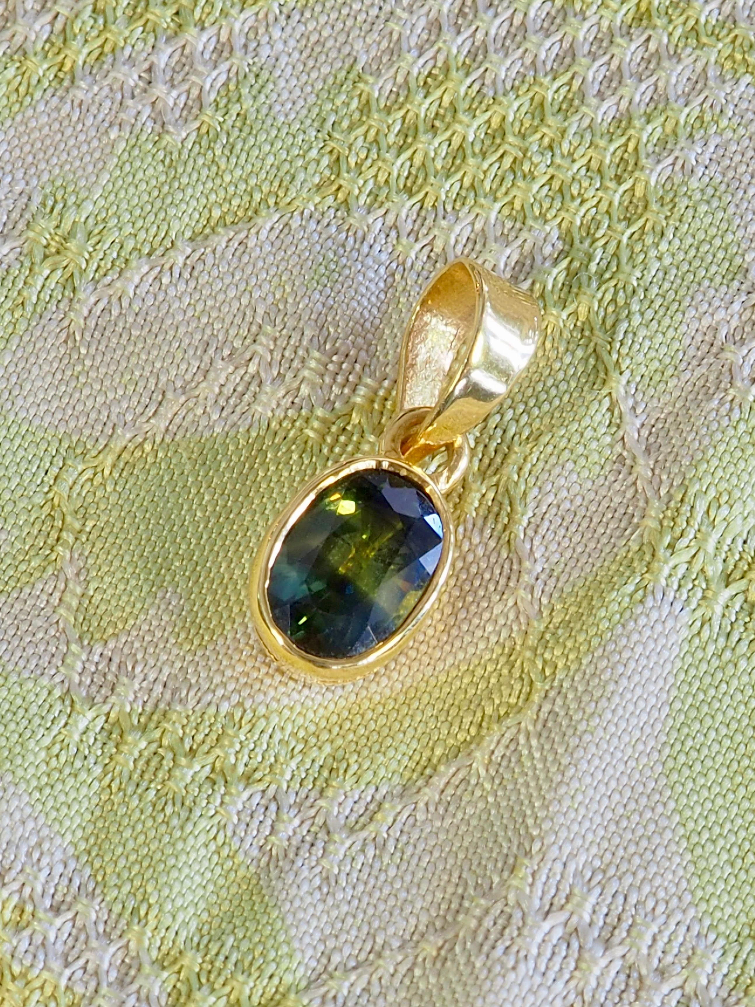 Ciondolo con castone di zaffiro verde giallastro in oro 14K da 0,80ct Bi-Color in vendita 4