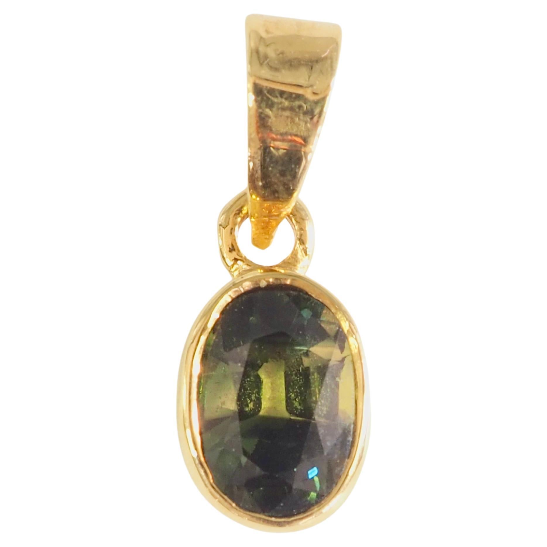 Ciondolo con castone di zaffiro verde giallastro in oro 14K da 0,80ct Bi-Color in vendita