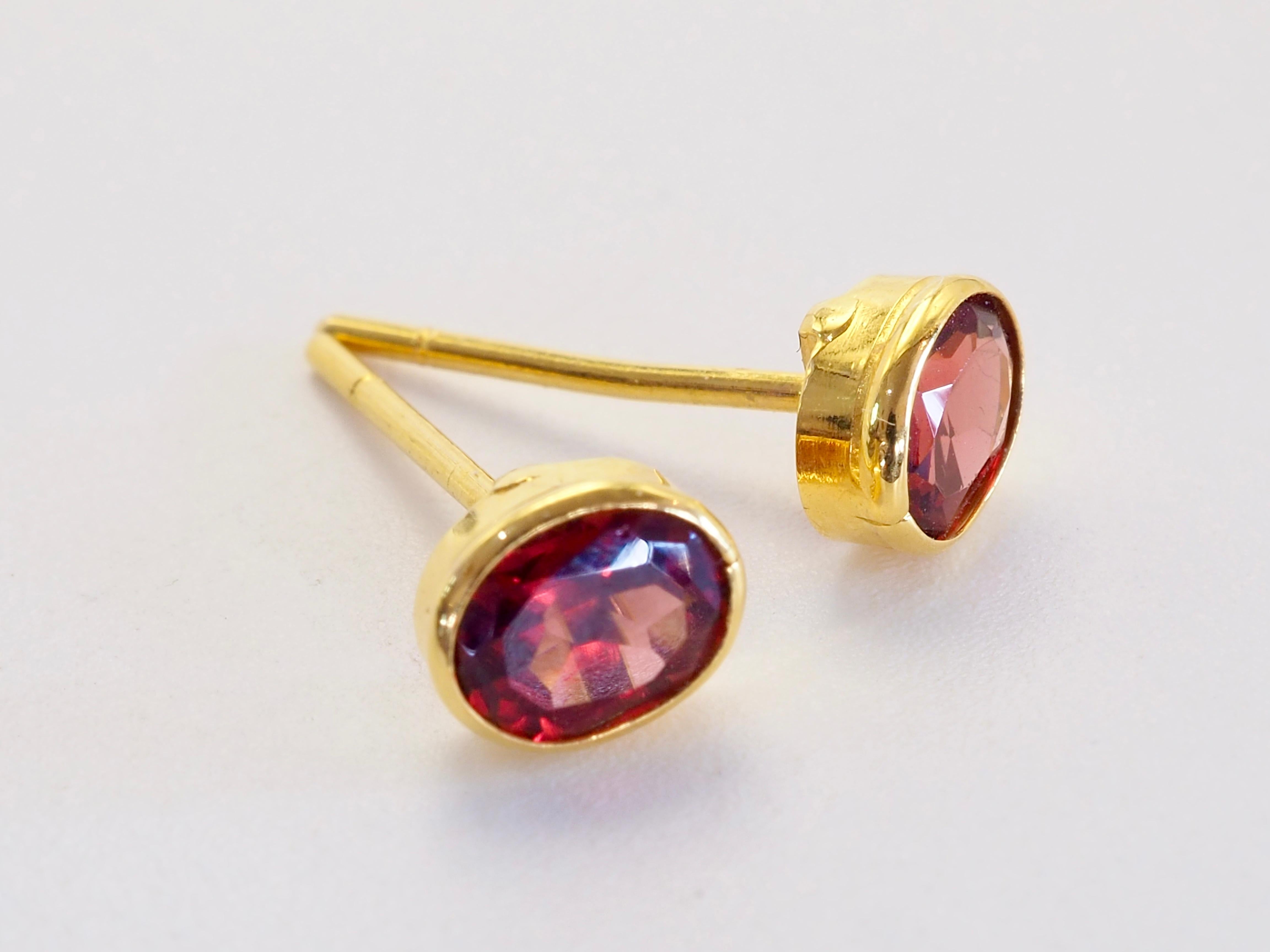 Taglio ovale Orecchino con castone fine in oro 14K con granato spessartino ovale da 0,80 ct. in vendita