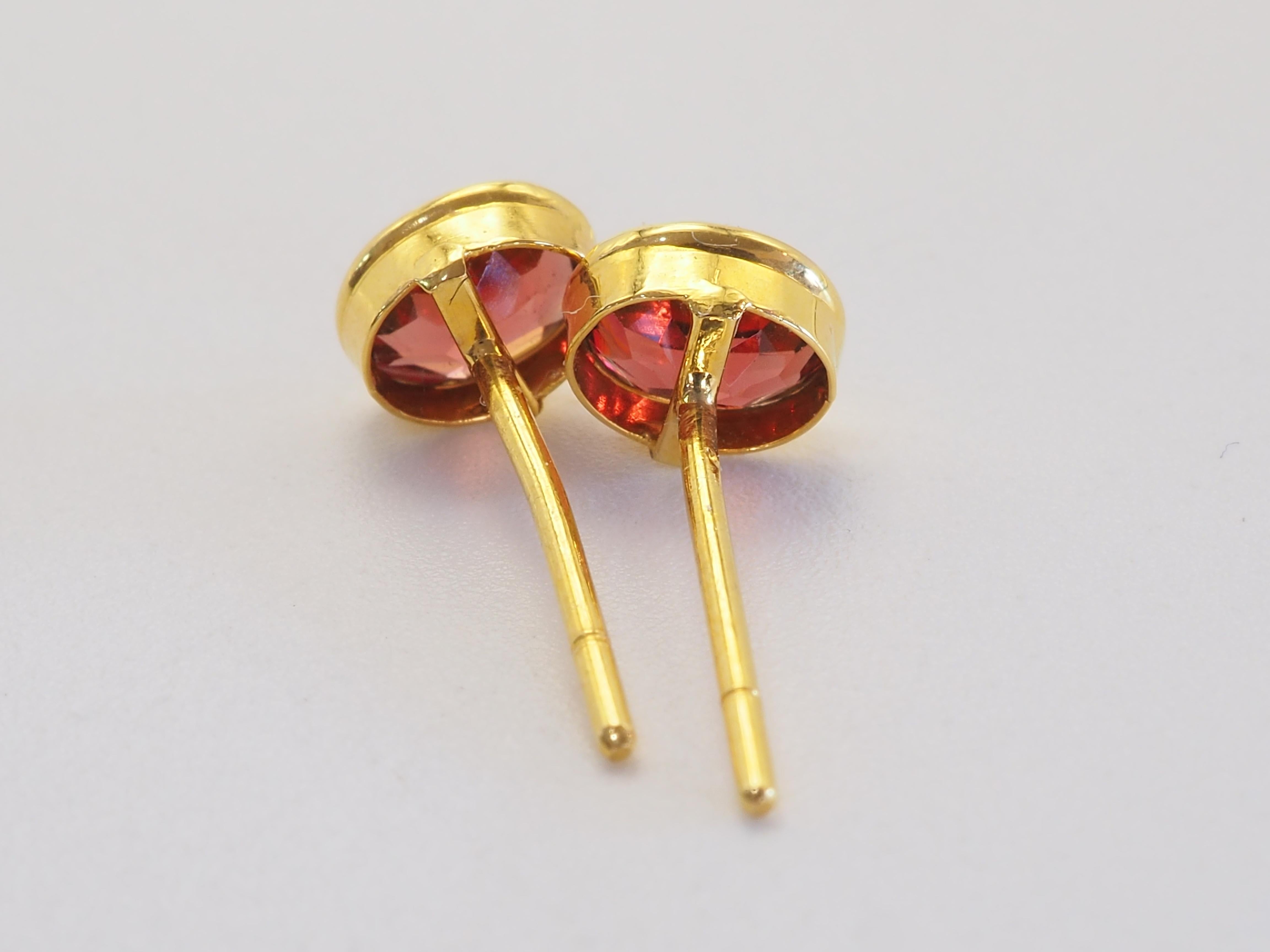 Orecchino con castone fine in oro 14K con granato spessartino ovale da 0,80 ct. In condizioni Nuovo in vendita a เกาะสมุย, TH