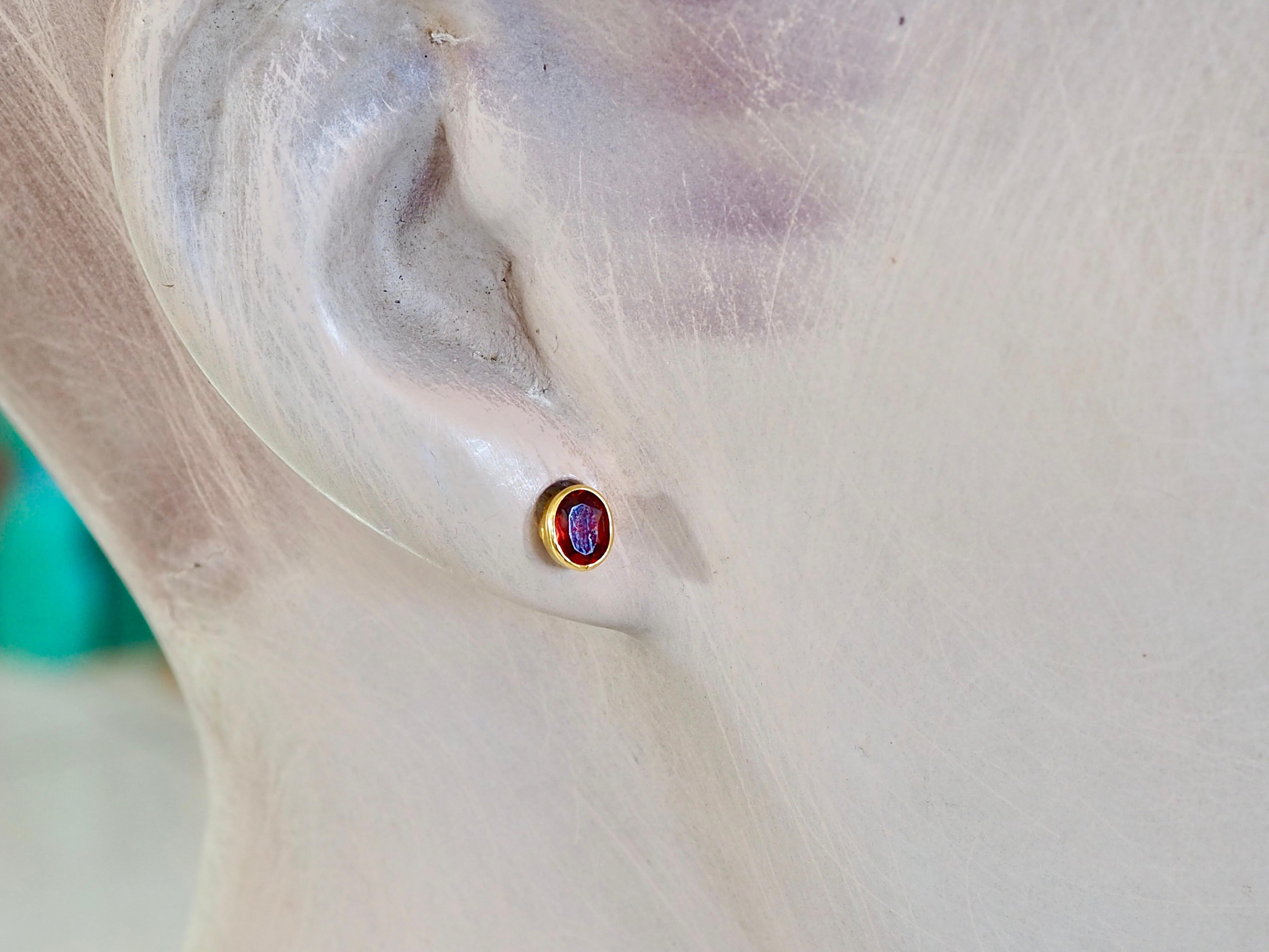 Orecchino con castone fine in oro 14K con granato spessartino ovale da 0,80 ct. in vendita 1
