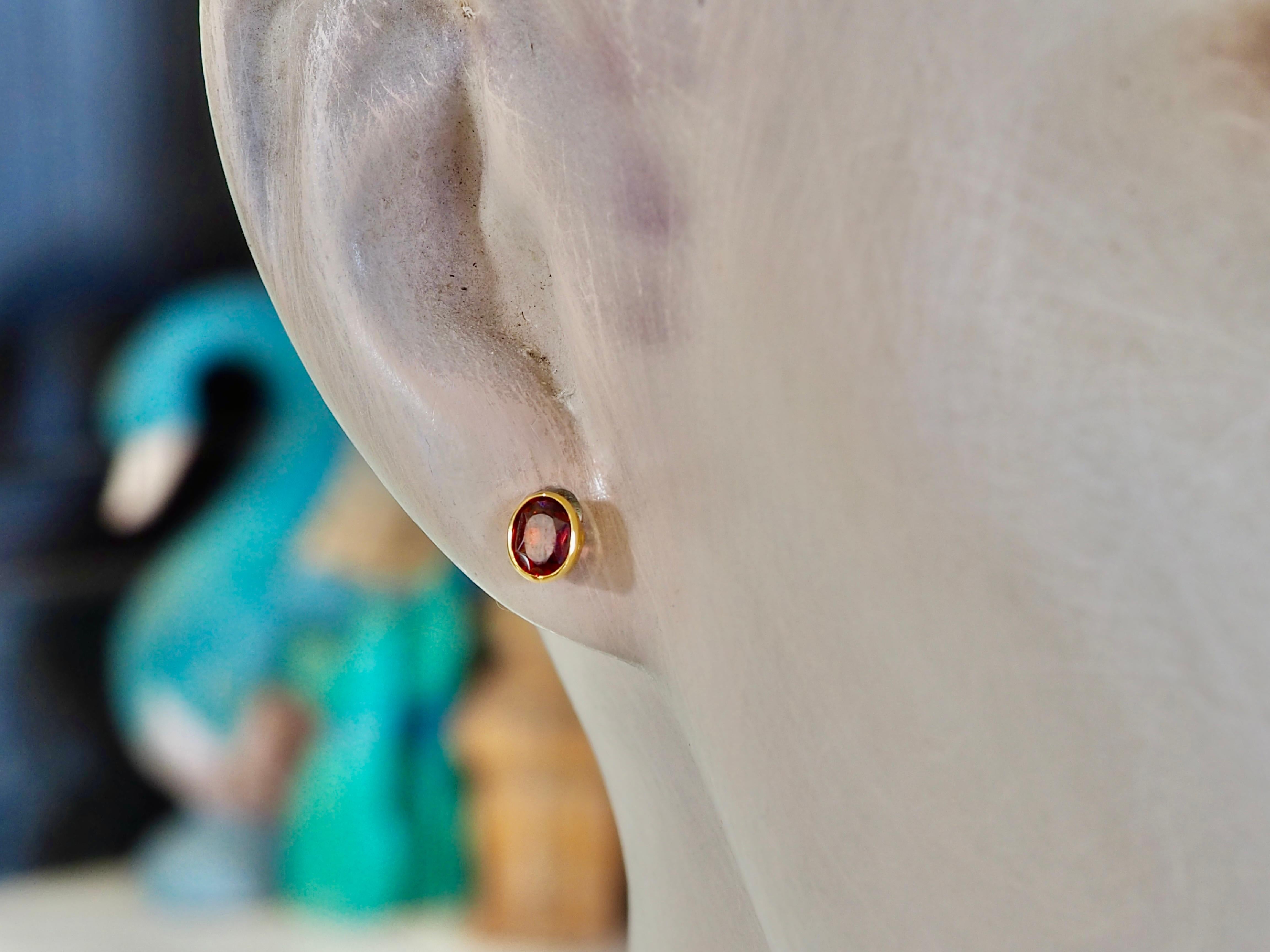 Orecchino con castone fine in oro 14K con granato spessartino ovale da 0,80 ct. in vendita 2