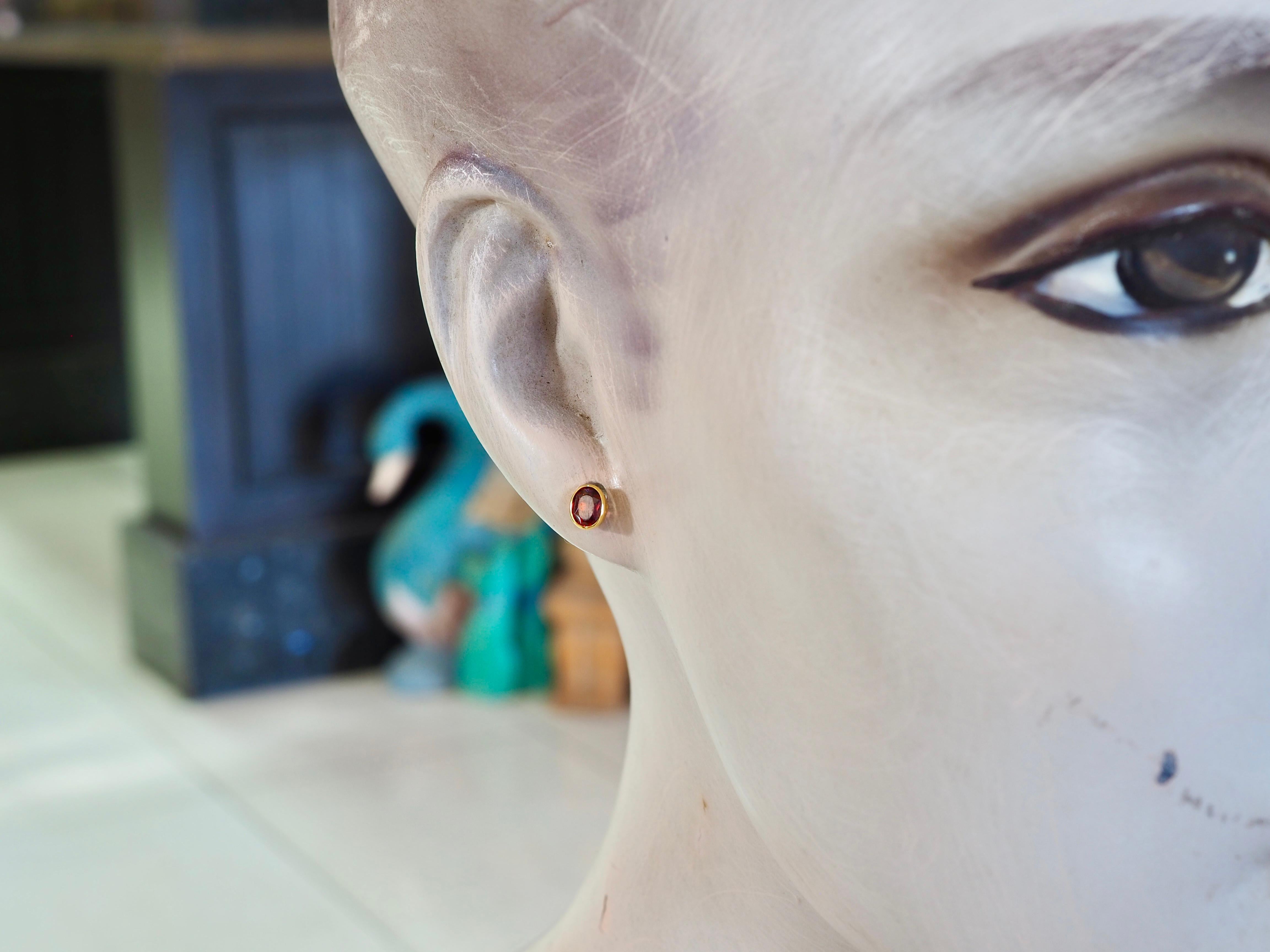 Orecchino con castone fine in oro 14K con granato spessartino ovale da 0,80 ct. in vendita 3