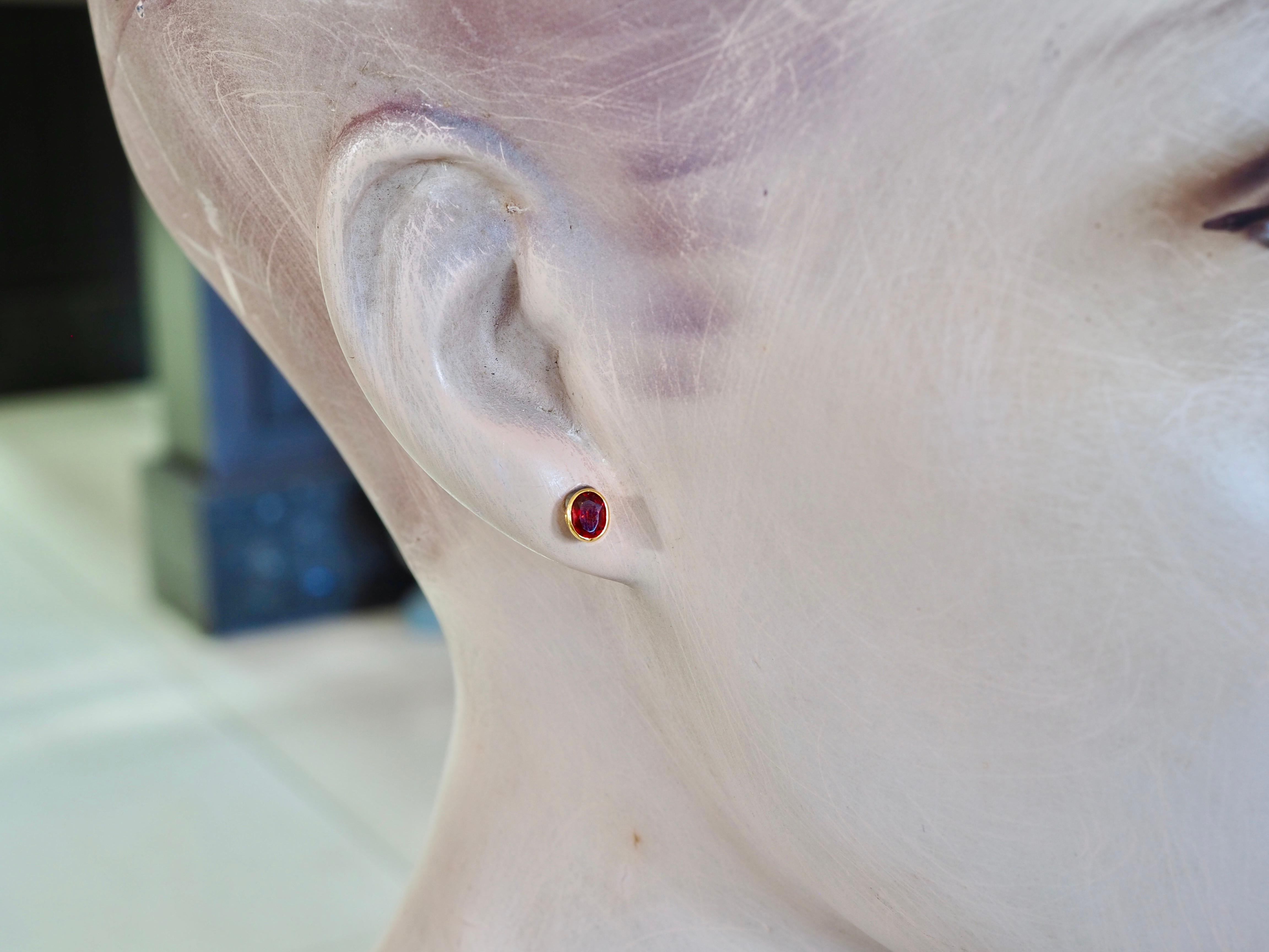 Orecchino con castone fine in oro 14K con granato spessartino ovale da 0,80 ct. in vendita 4