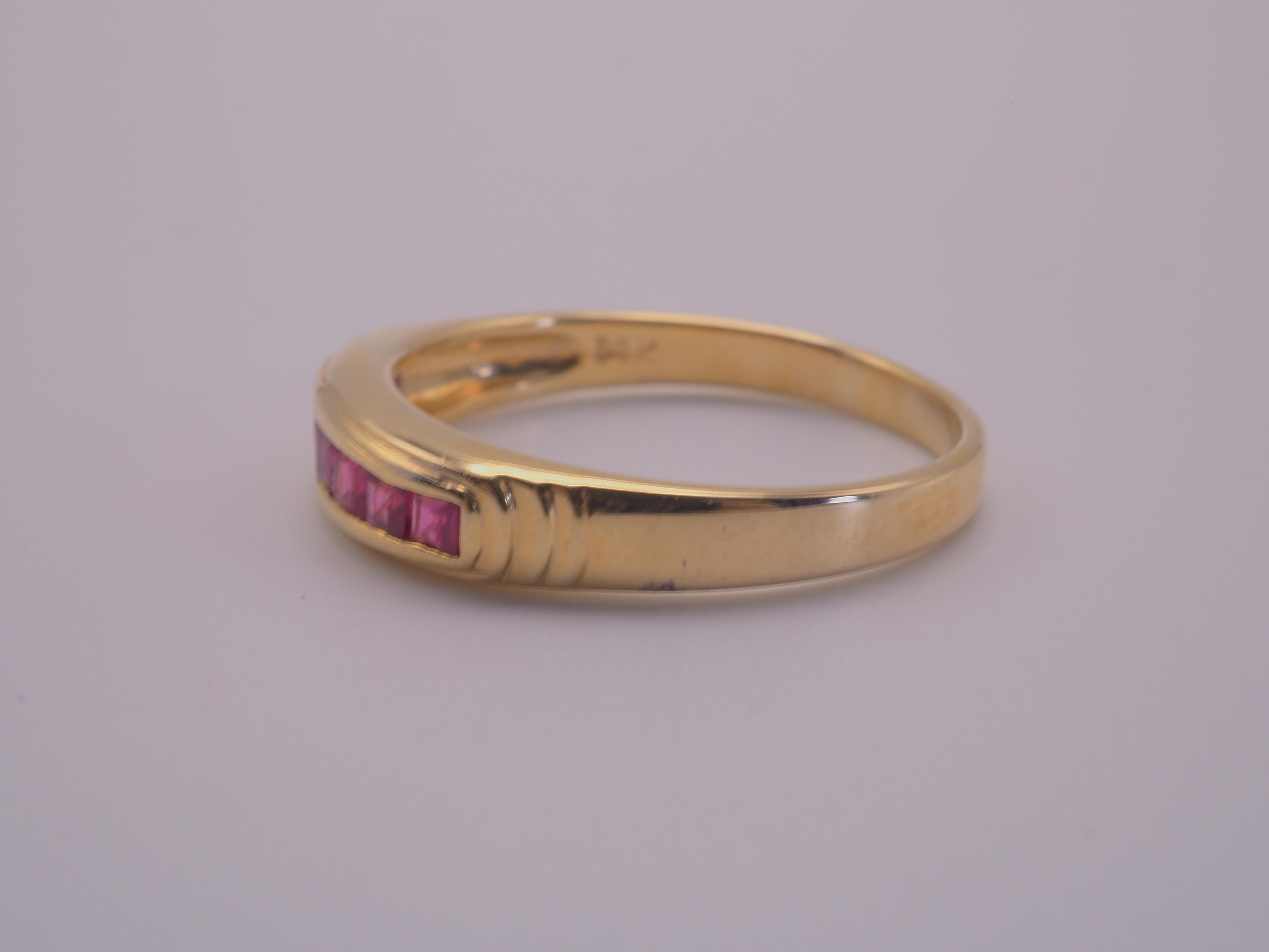 14 Karat Gold 0,80 Karat Quadratischer Rubin Vintage-Ring (Carréeschliff) im Angebot