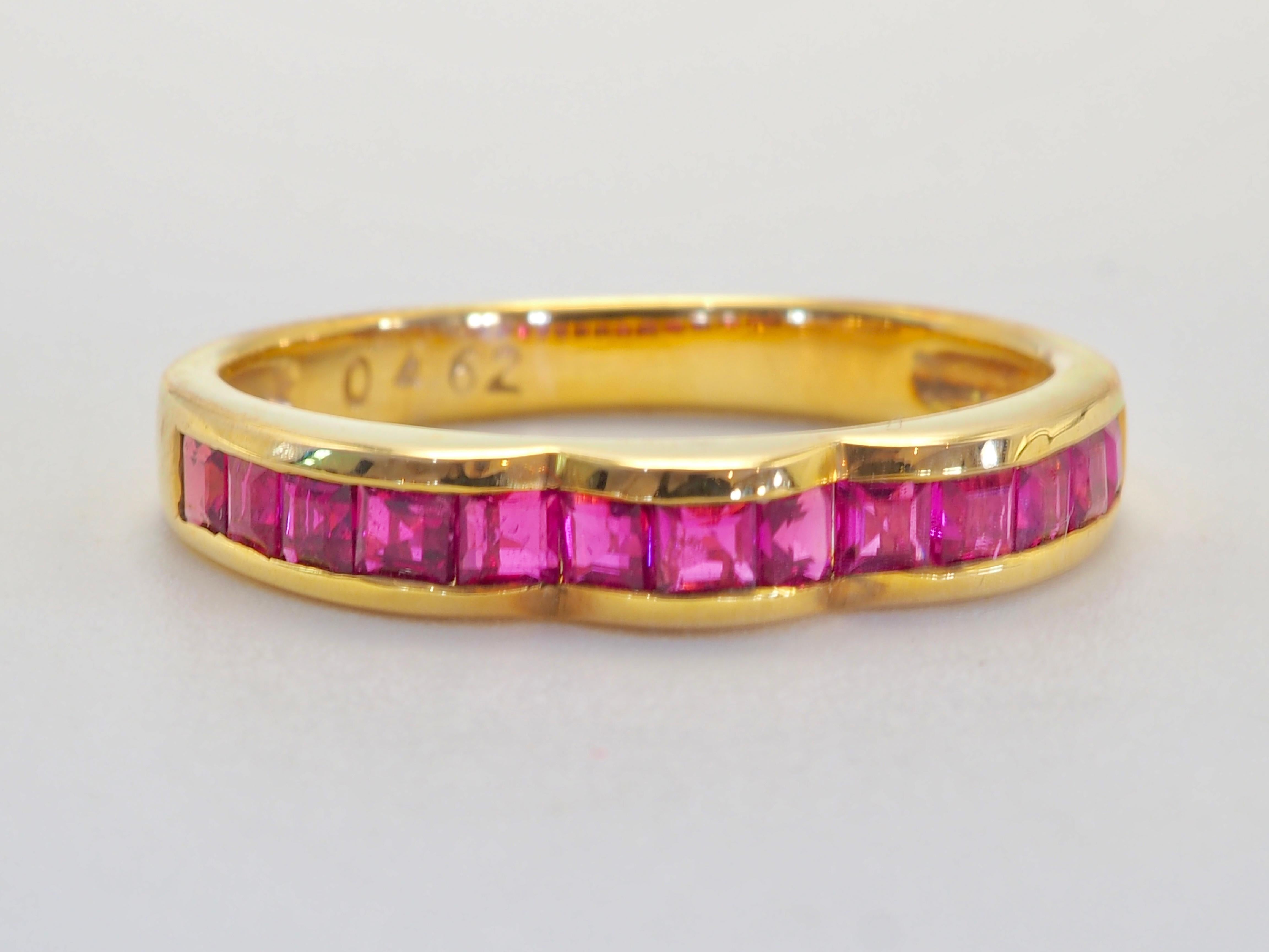 14K Gold 0.89ct Squared Pinkish Red Ruby Vintage Band Ring In Excellent Condition In เกาะสมุย, TH