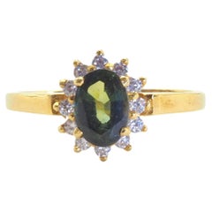 Anillo de oro de 14 quilates con zafiro verde tailandés ovalado de 0,90 ct y cuarzo blanco Sunburst