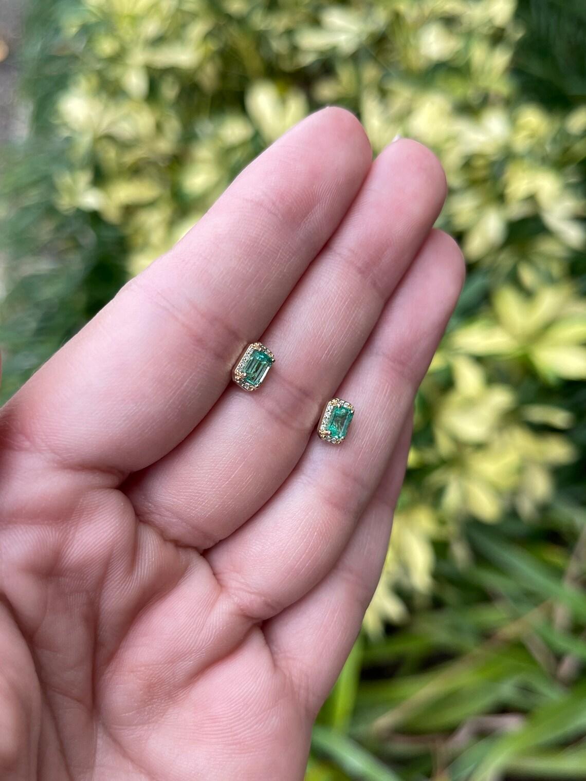 Moderno Orecchini a perno in oro 14K con diamanti e smeraldo da 0,92tcw in vendita