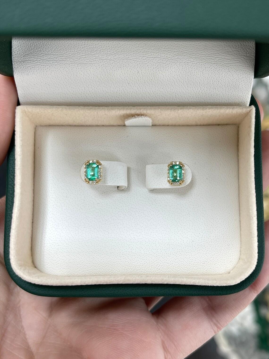 Taglio smeraldo Orecchini a perno in oro 14K con diamanti e smeraldo da 0,92tcw in vendita