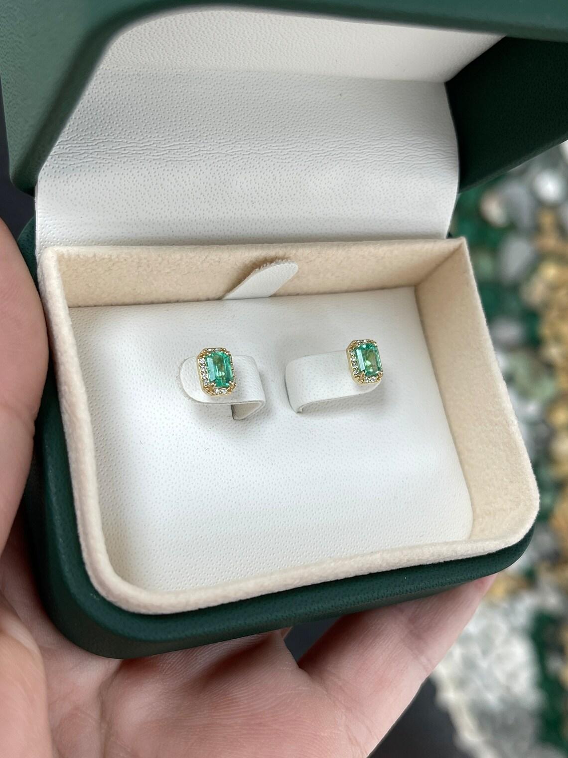 Orecchini a perno in oro 14K con diamanti e smeraldo da 0,92tcw In condizioni Nuovo in vendita a Jupiter, FL