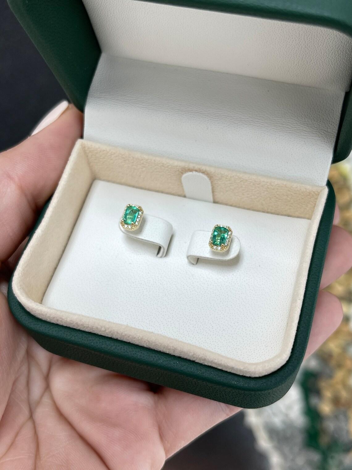 Donna Orecchini a perno in oro 14K con diamanti e smeraldo da 0,92tcw in vendita