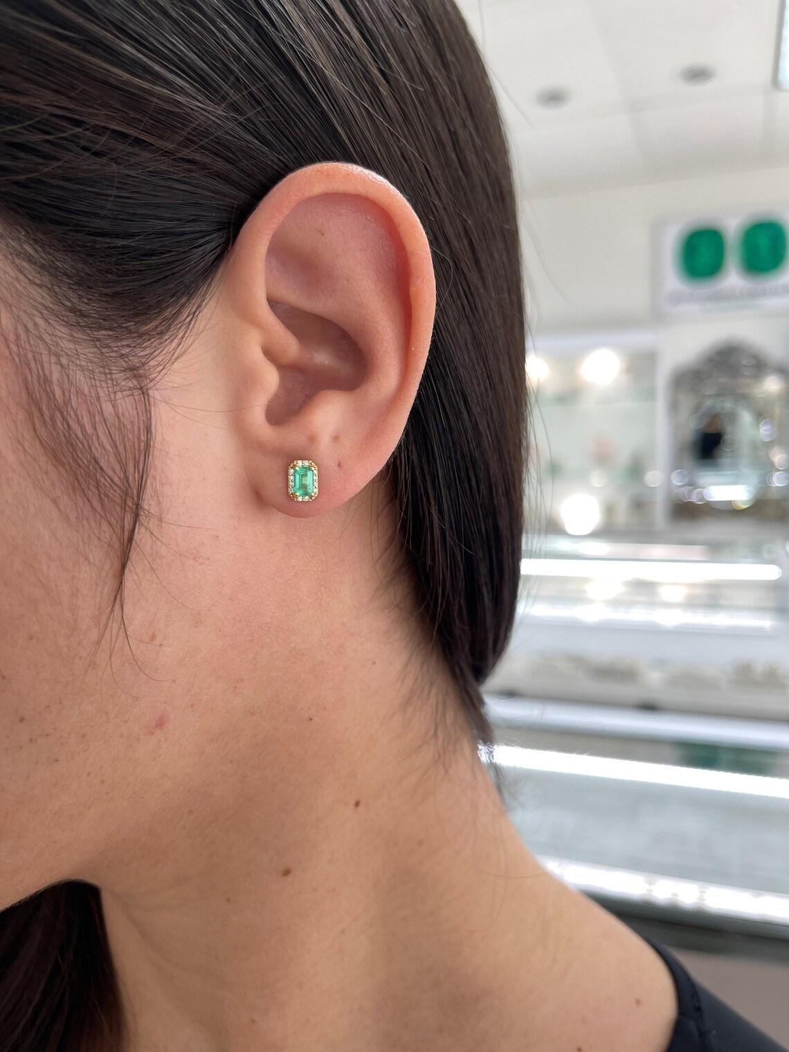 Orecchini a perno in oro 14K con diamanti e smeraldo da 0,92tcw in vendita 1