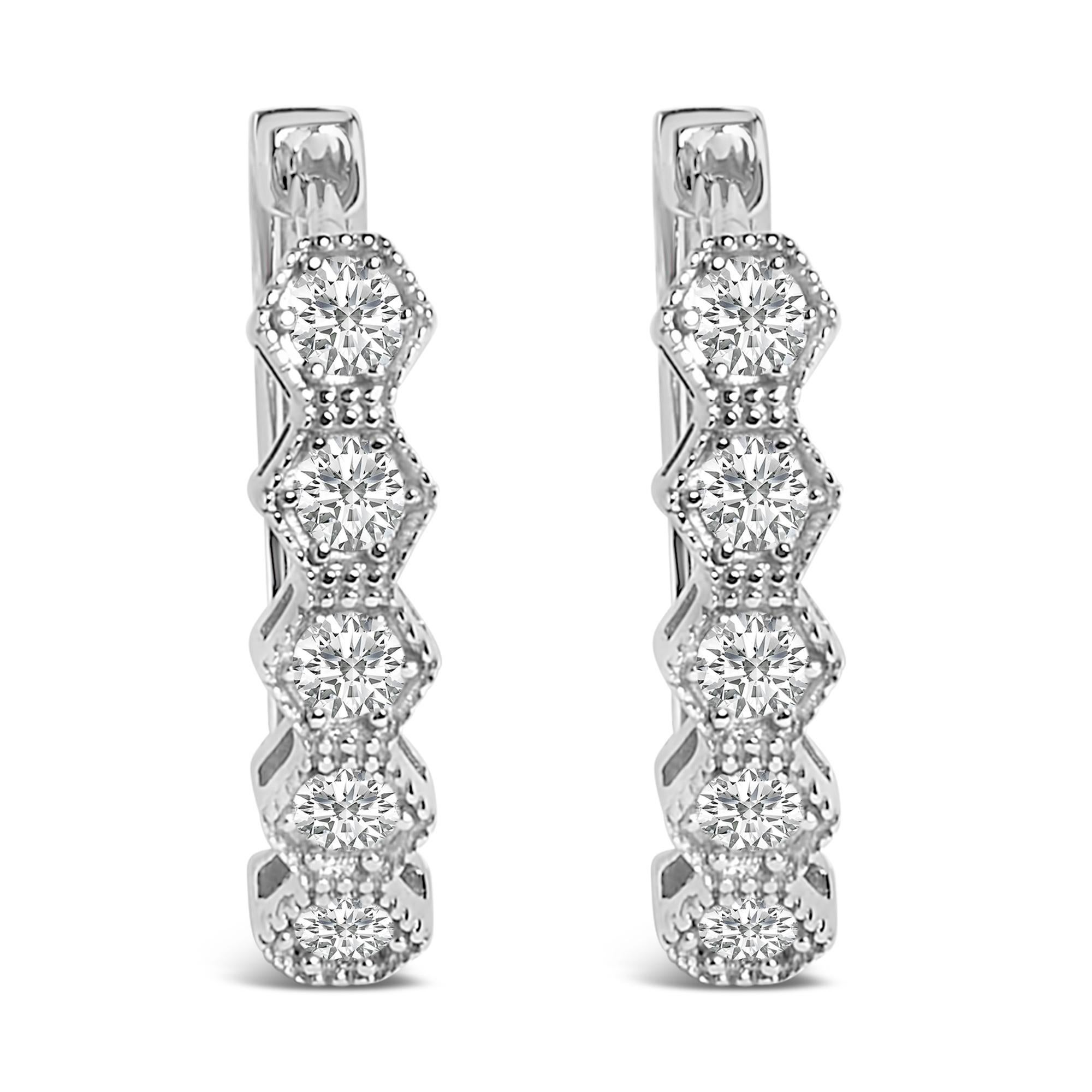 Embrassez la splendeur de l'élégance avec ces boucles d'oreilles géométriques en zigzag, forgées de manière experte en or blanc rhodié 14K. Chaque pièce séduit par une cascade de diamants naturels, totalisant 1/2 carat, méticuleusement maintenus sur