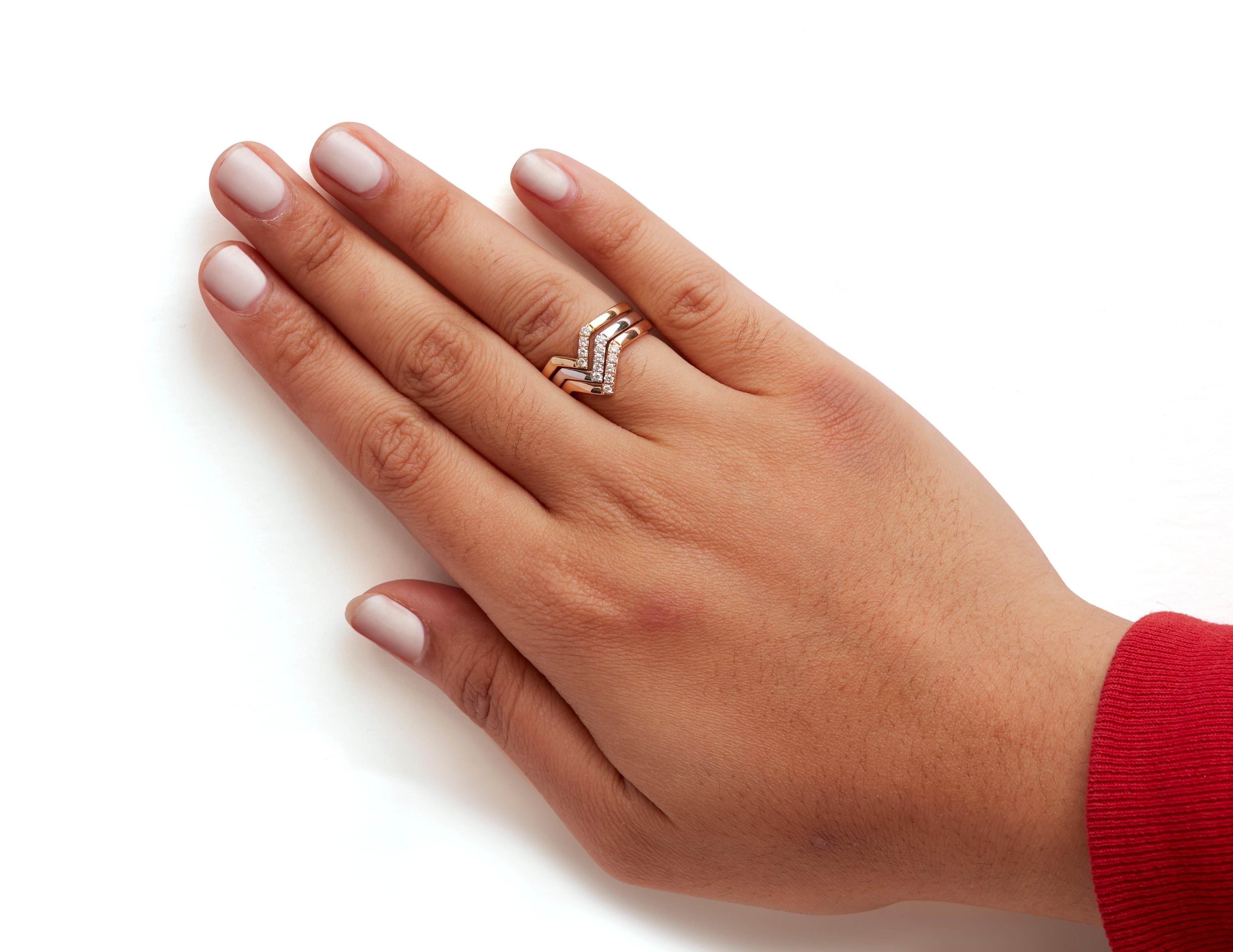 14K Gold 1/4 Cttw Diamond Geometrical Chevron V Stackable Band Set Neuf - En vente à New York, NY