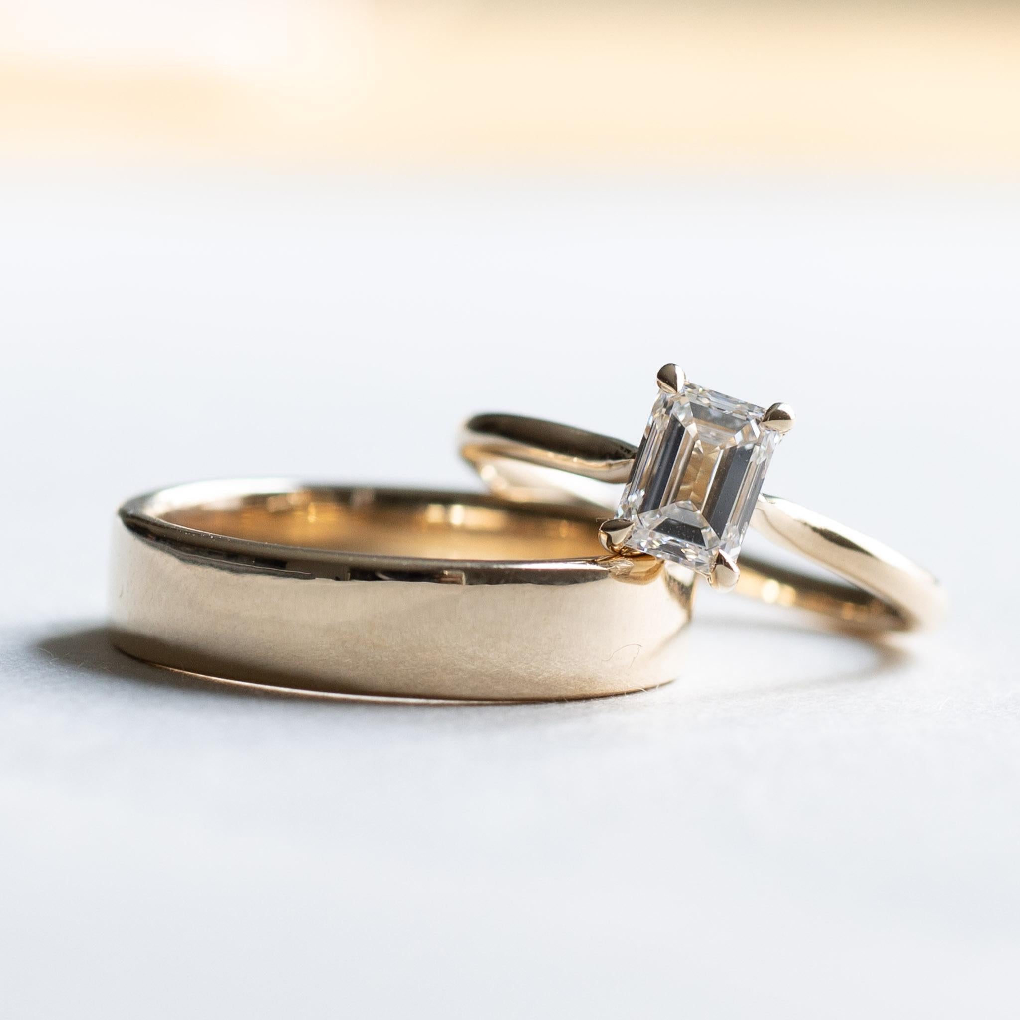 Modern 14K Gold GIA 1 Carat Emerald Cut Diamond Engagement Ring For Sale