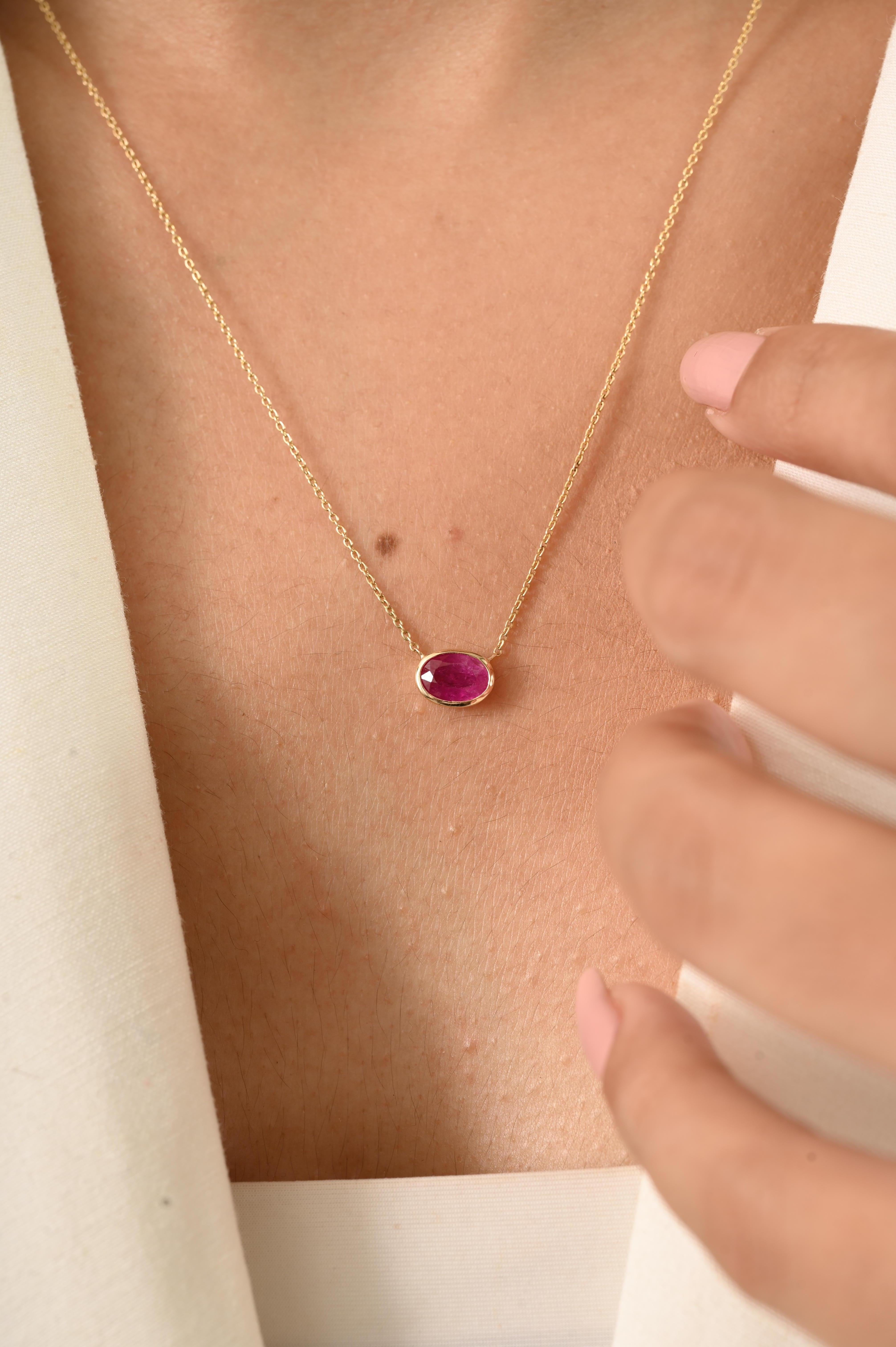 Donna Collana con ciondolo solitario di rubino taglio ovale in oro 14k, pietra di nascita minima di luglio in vendita