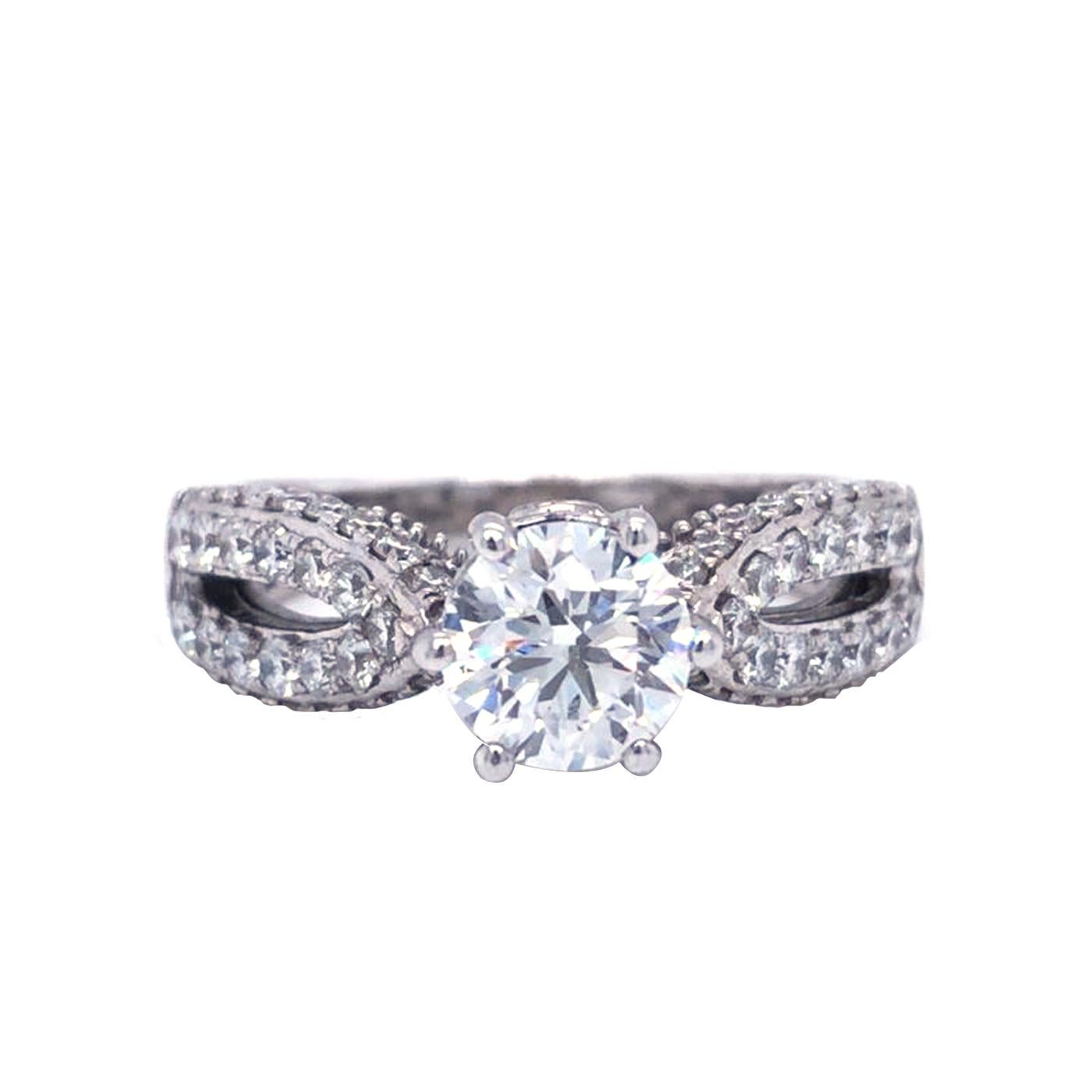 Anello classico con diamanti Pave in oro 1,00 carati di diamante centrale a taglio rotondo certificato dal GIA con colore I e purezza Si1, con diamanti rotondi PAVE per un totale di 0,45 carati con colore G e purezza VS1. L'anello pesa 5,1 grammi di