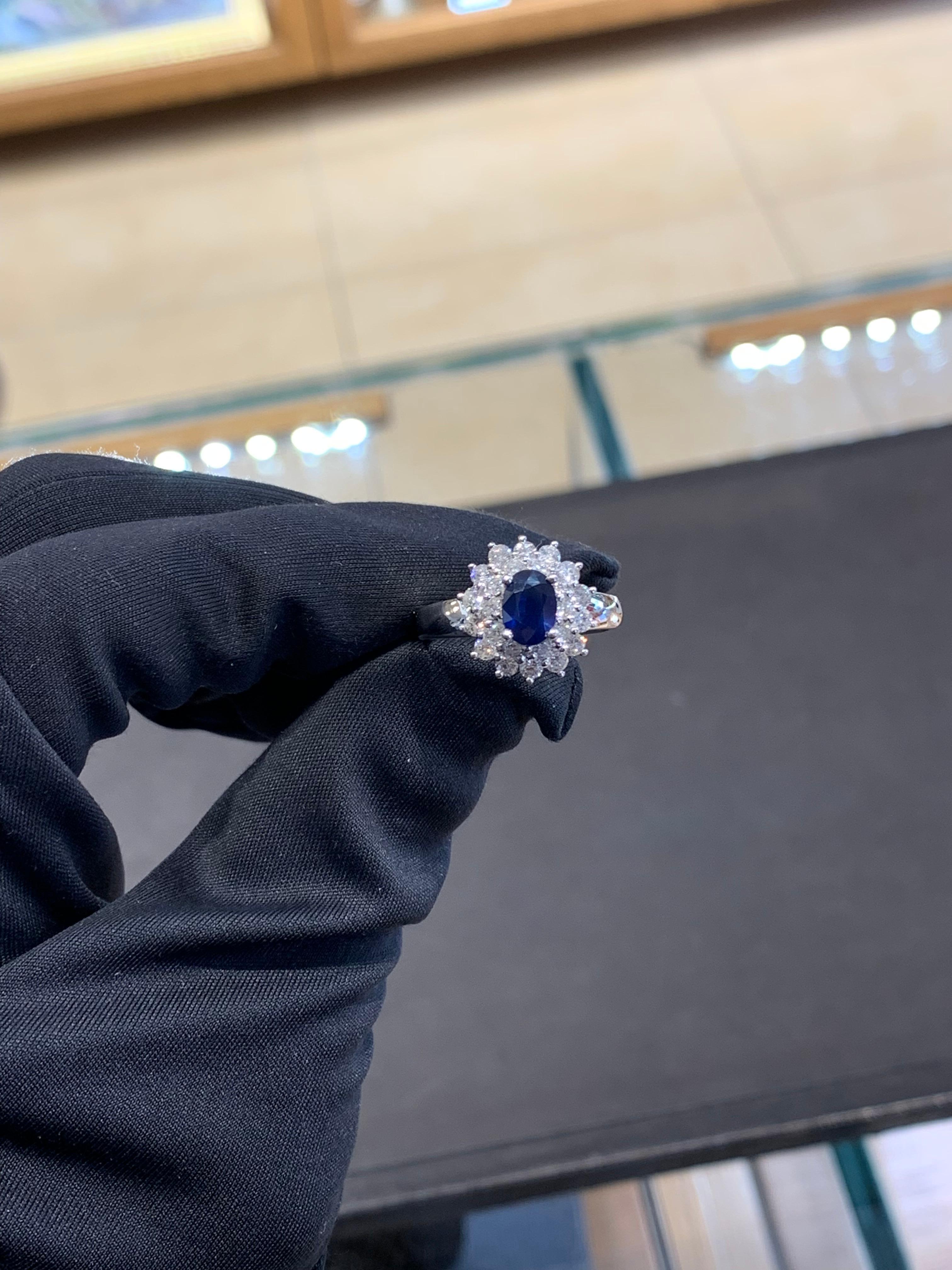 Bague cocktail en or 14 carats avec saphir bleu de 1,05 carat et diamants de 0,80 carat en vente 1