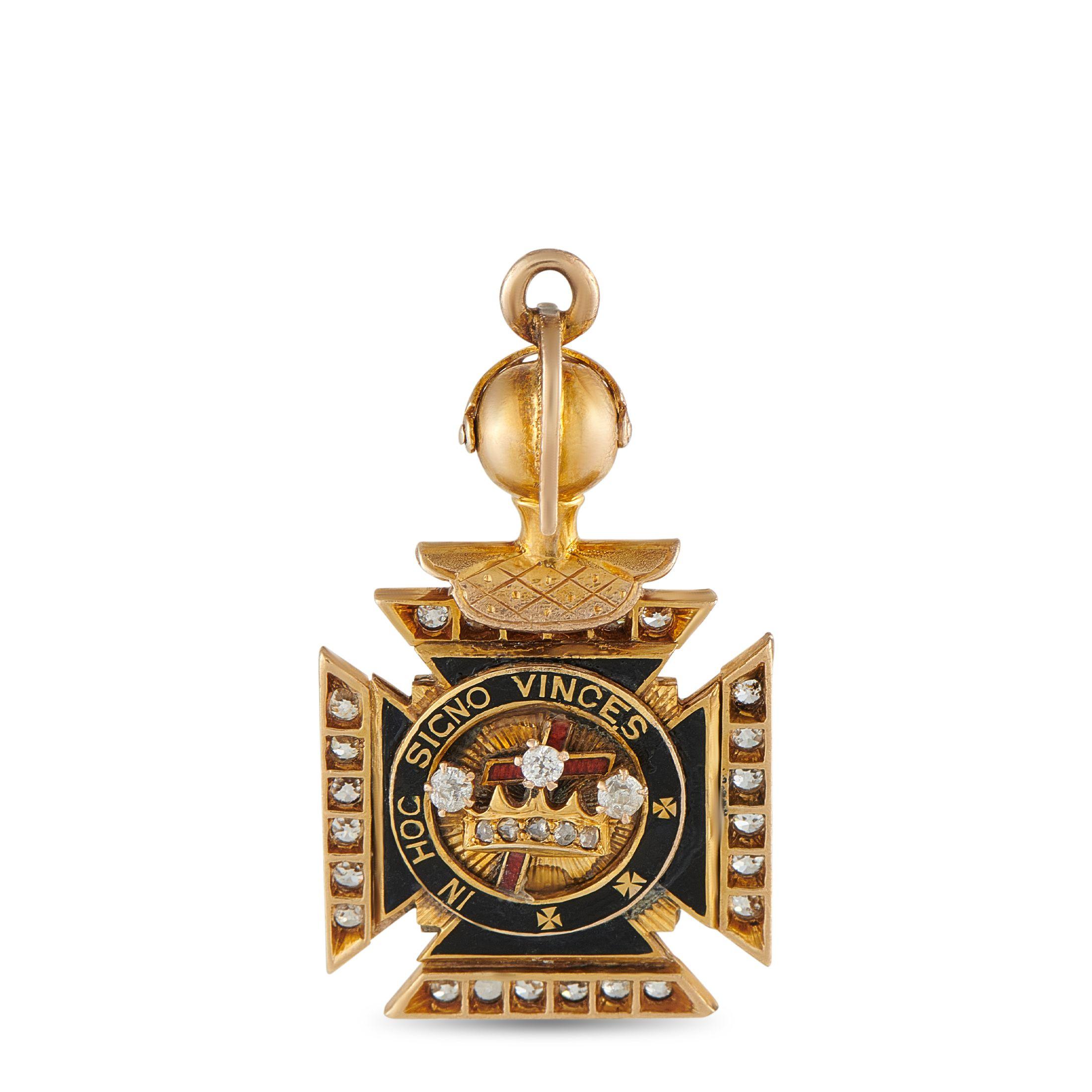 Elaborada en oro amarillo de 10 quilates, esta antigua leontina de los Caballeros Templarios se fabricó para los masones estadounidenses. La pieza lleva un anillo esmaltado en blanco con las letras K.S.H.T.W.S.S. El reverso de la pieza lleva una