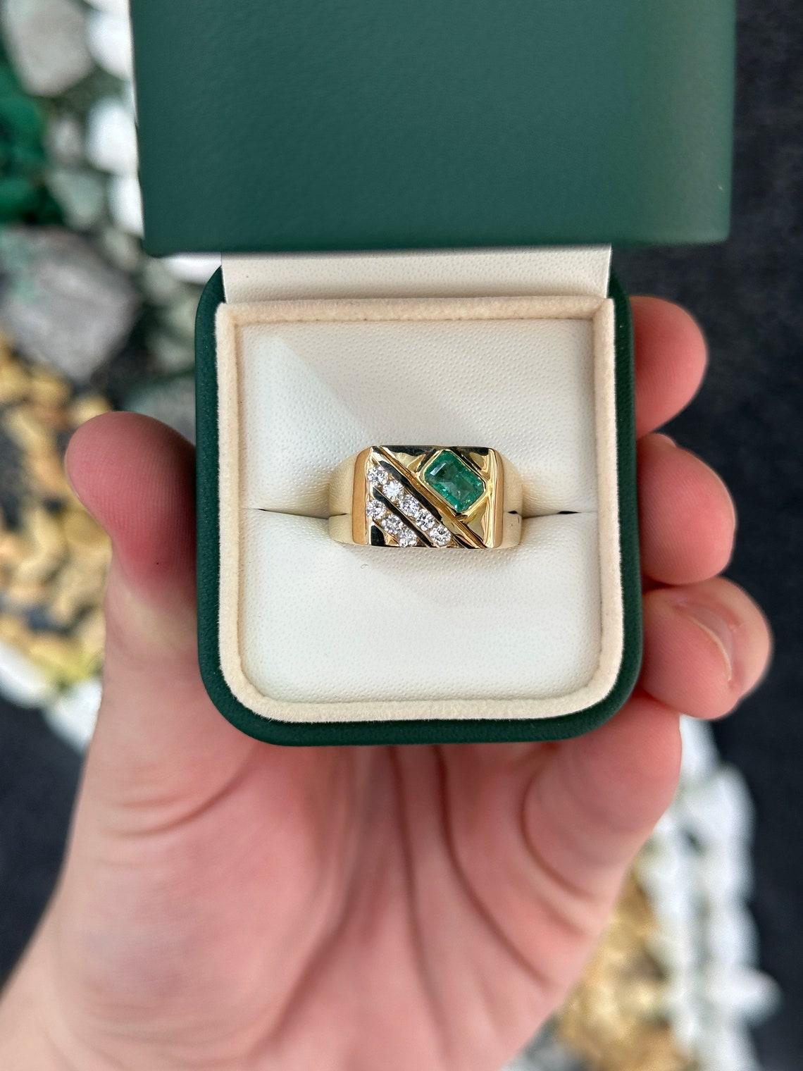 14K Gold 1.15tcw Emerald & Diamond Men's Signet Ring, Bezel Set Green Emerald For Sale 1