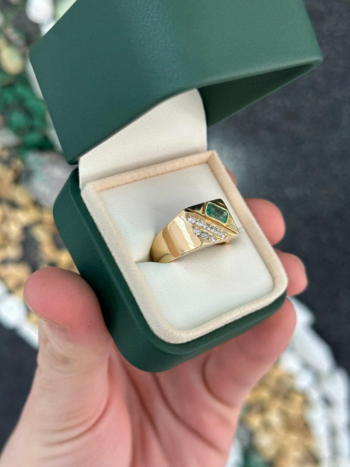 14K Gold 1.15tcw Emerald & Diamond Men's Signet Ring, Bezel Set Green Emerald For Sale 2