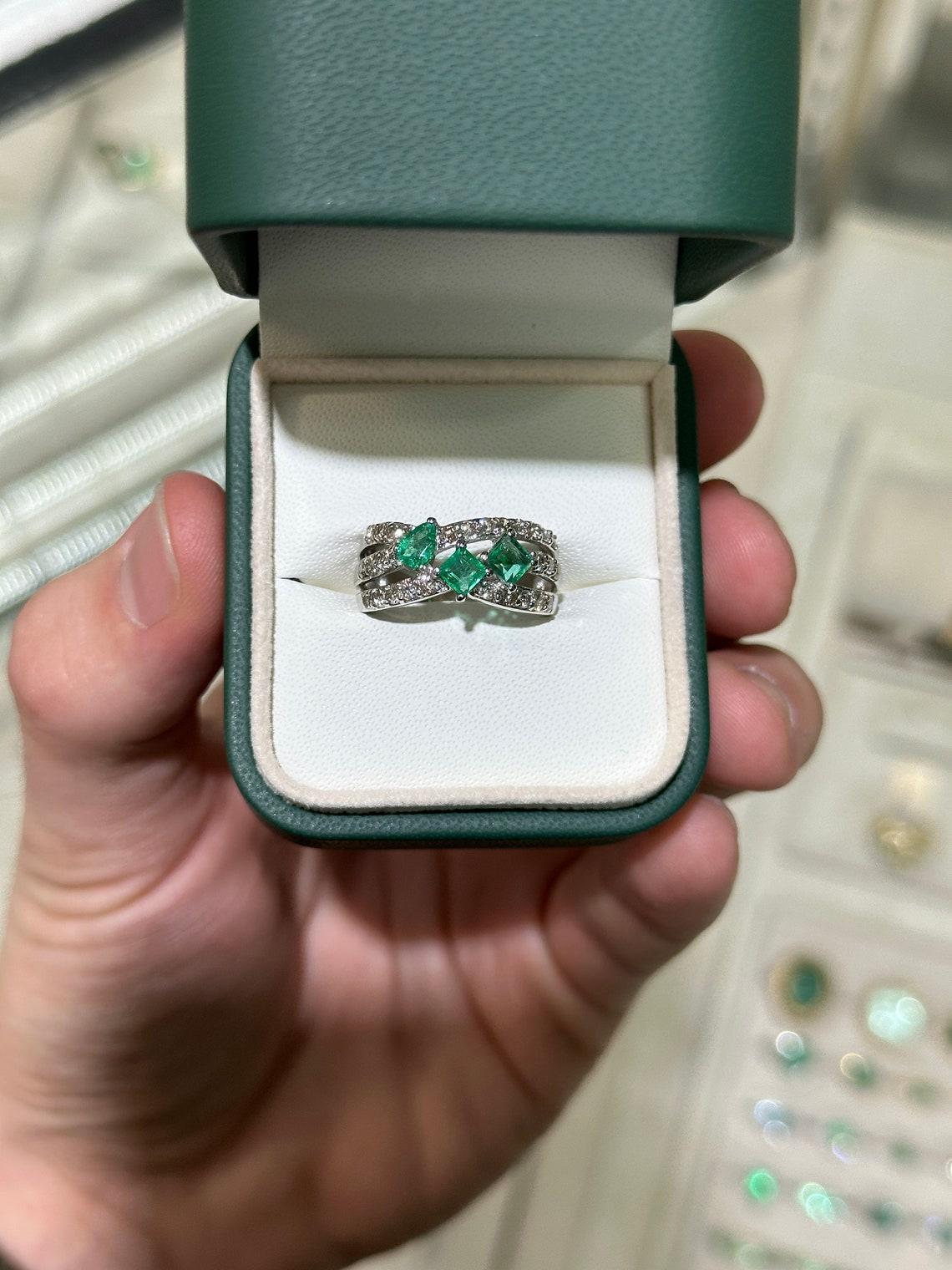 Modern 14K Gold 1.20tcw Emerald & Diamond Band Ring, Princess & Pear Cut with Pave Diam For Sale