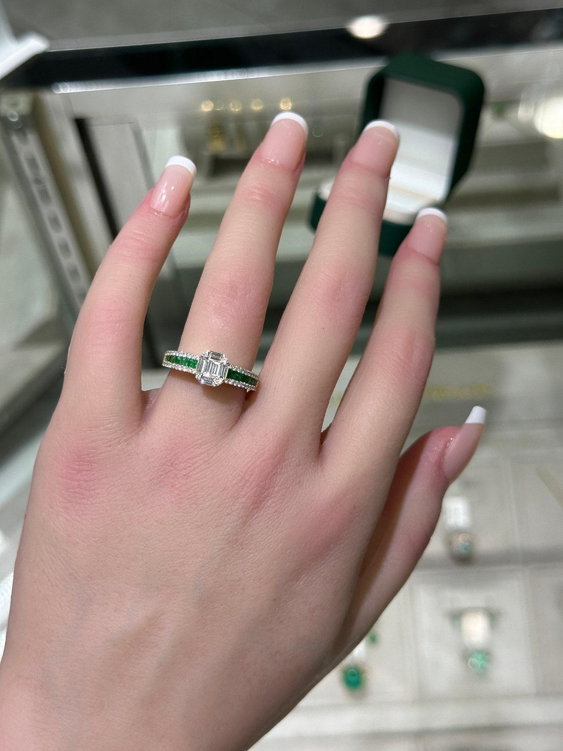 Modern 14K Gold 1.30tcw Asscher Baguette Diamond & Emerald Cluster Ring, Princess Cut For Sale