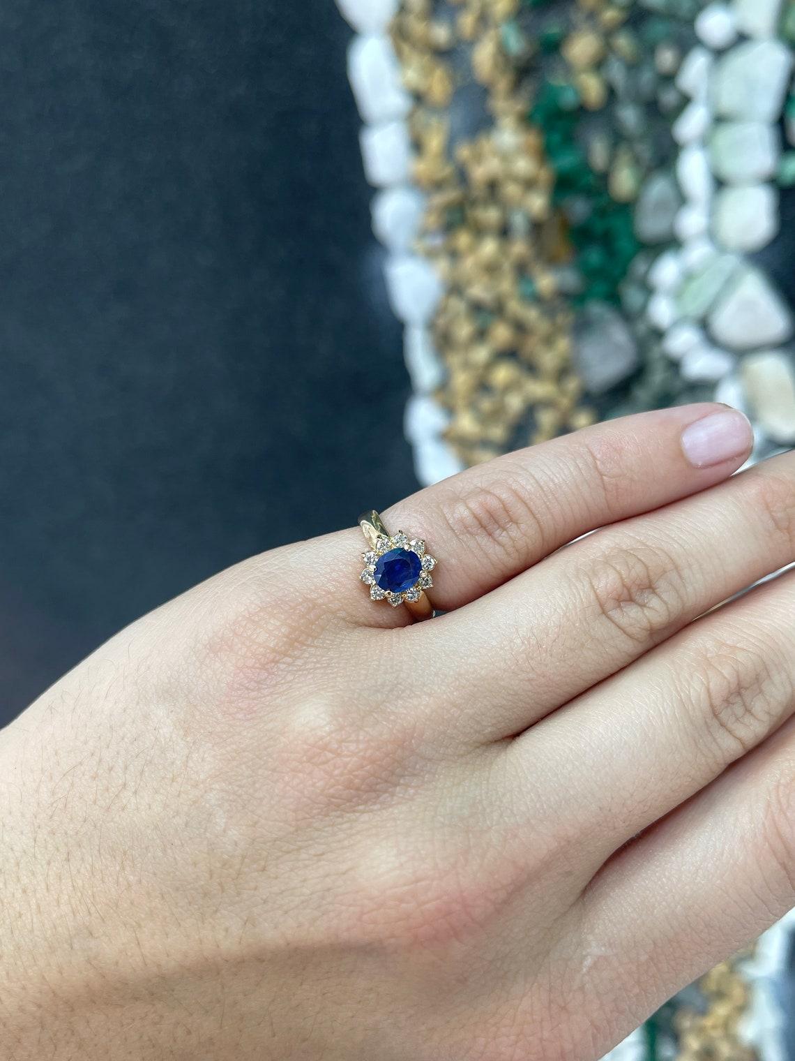 14K Gold 1,36tcw Ovalschliff Saphir & Diamant Halo-Ring, Realblau in Zackenfassung (Art déco) im Angebot