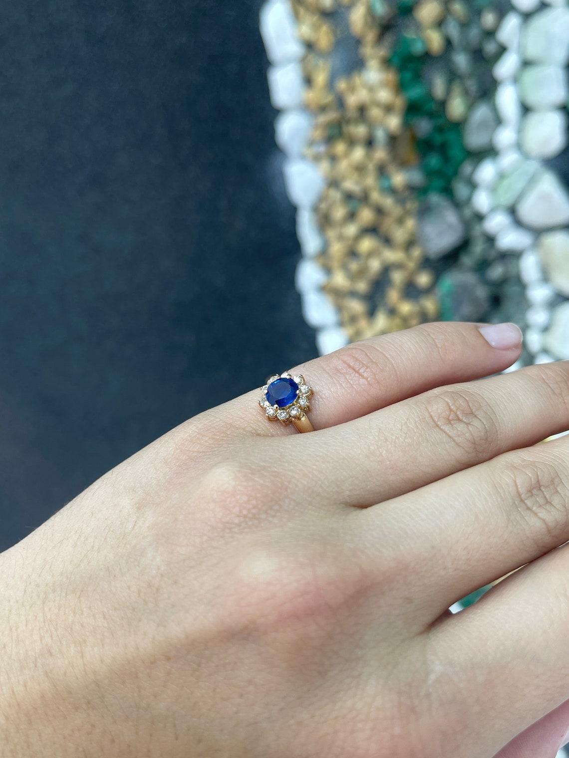 14K Gold 1,36tcw Ovalschliff Saphir & Diamant Halo-Ring, Realblau in Zackenfassung im Zustand „Neu“ im Angebot in Jupiter, FL