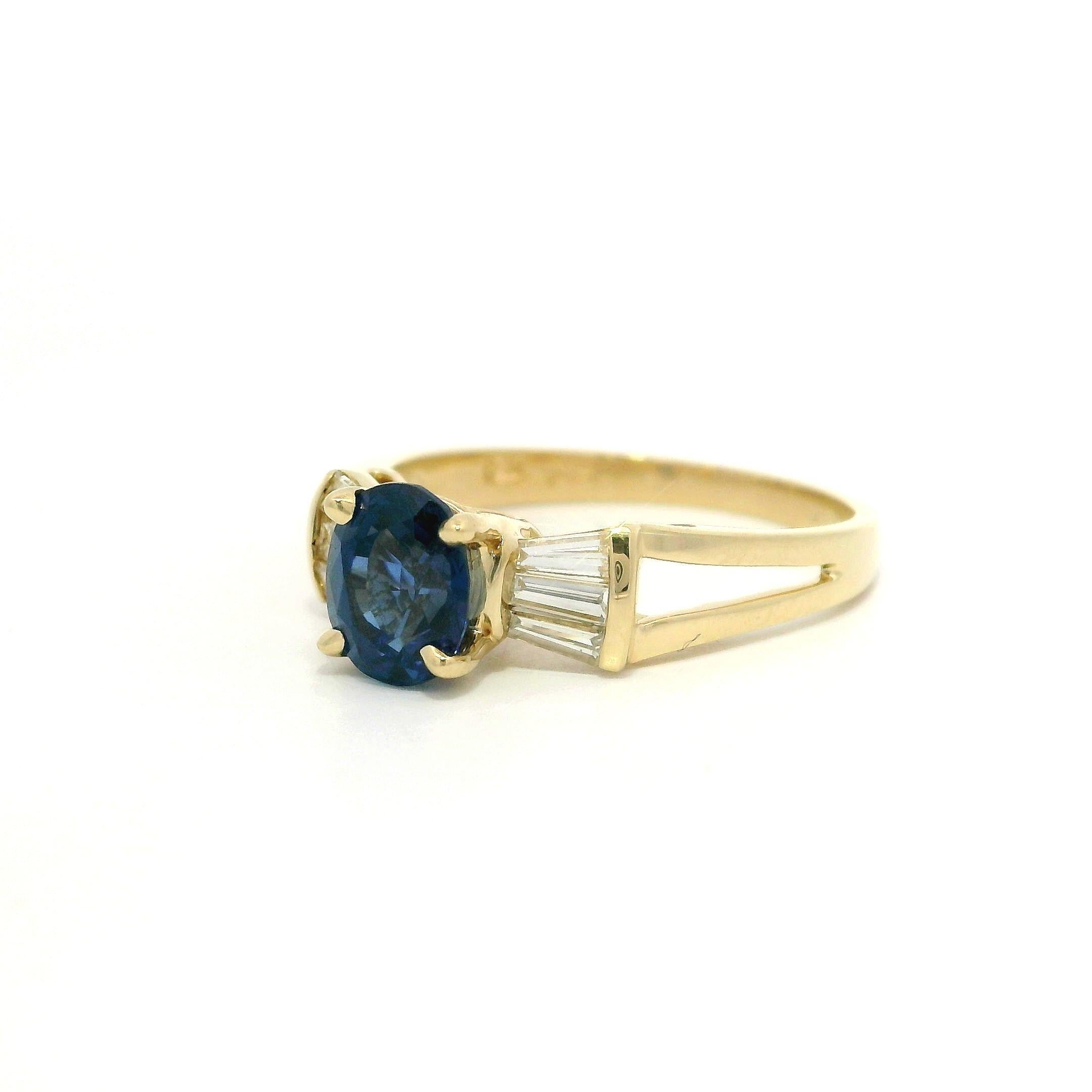 Anello in oro 14k da 1,49 carati con zaffiro blu reale e diamante baguette in vendita 5
