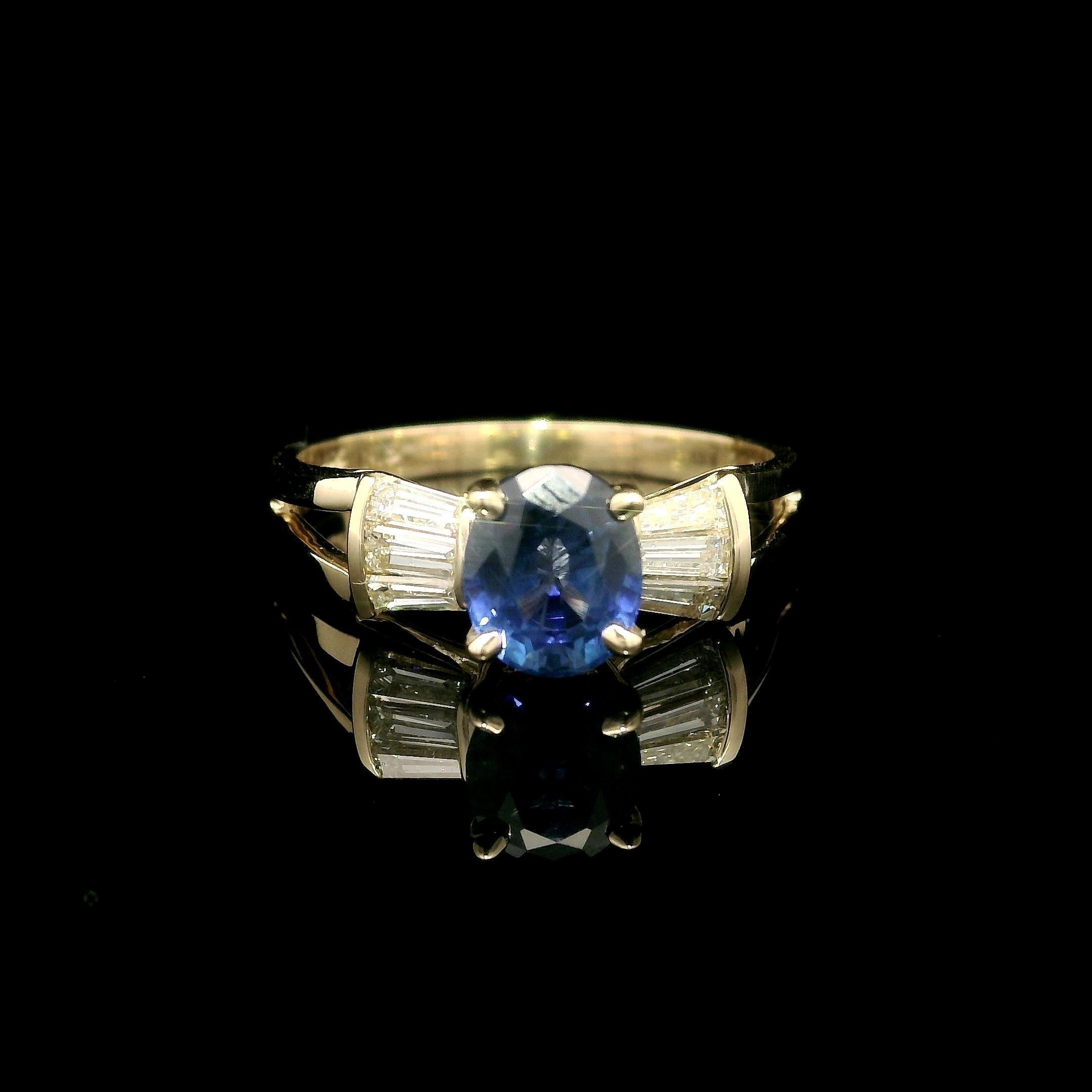Taglio ovale Anello in oro 14k da 1,49 carati con zaffiro blu reale e diamante baguette in vendita