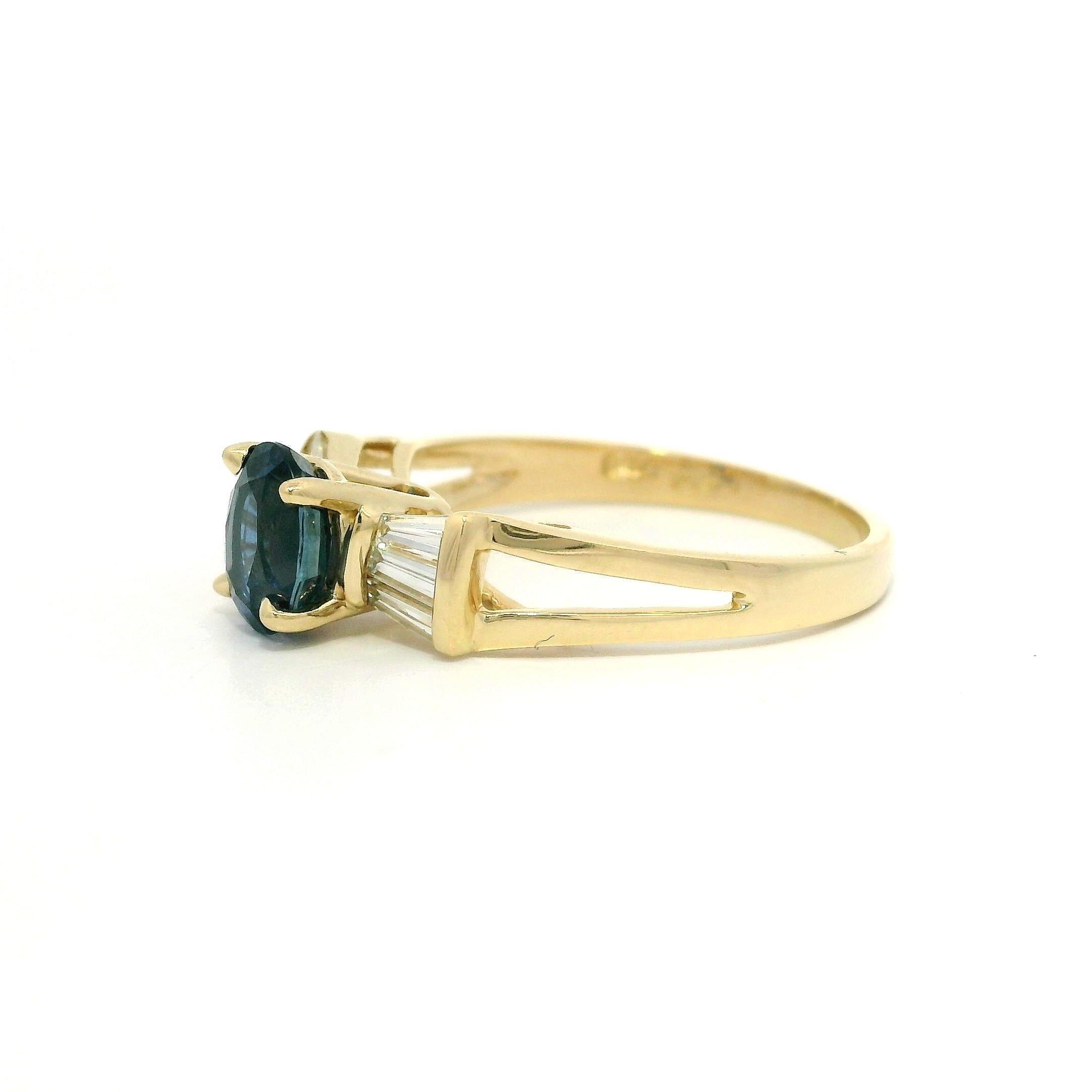 Anello in oro 14k da 1,49 carati con zaffiro blu reale e diamante baguette In condizioni ottime in vendita a Montclair, NJ
