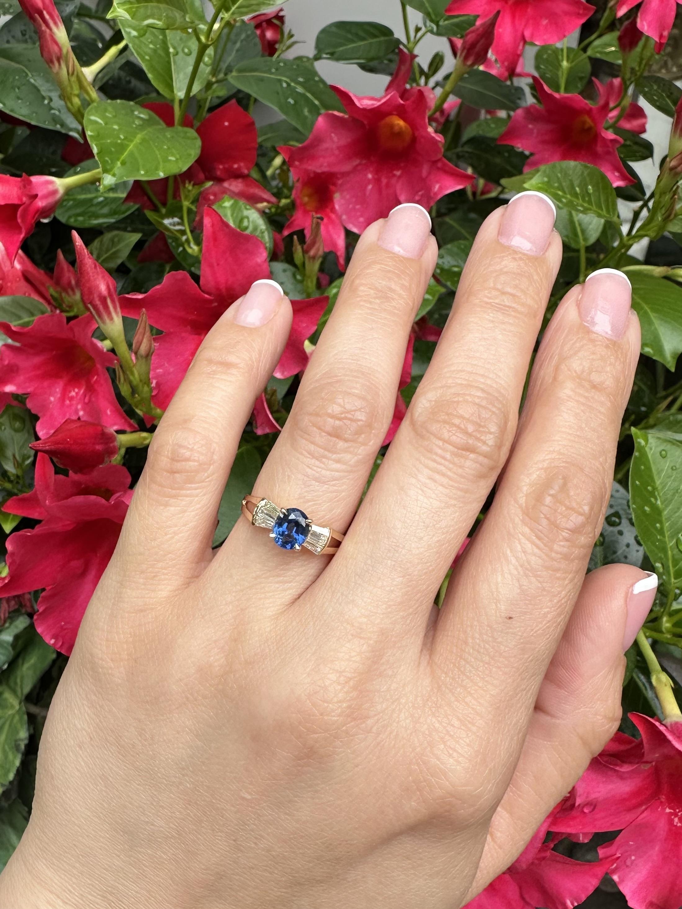 Anello in oro 14k da 1,49 carati con zaffiro blu reale e diamante baguette in vendita 2