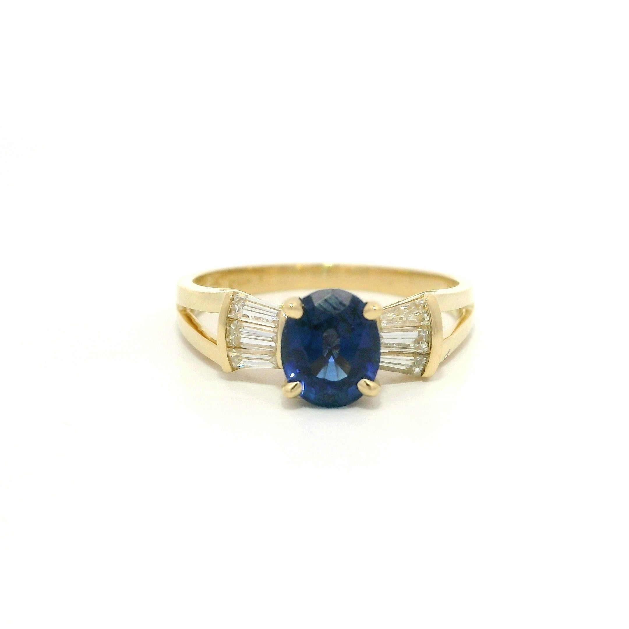 Anello in oro 14k da 1,49 carati con zaffiro blu reale e diamante baguette in vendita 3