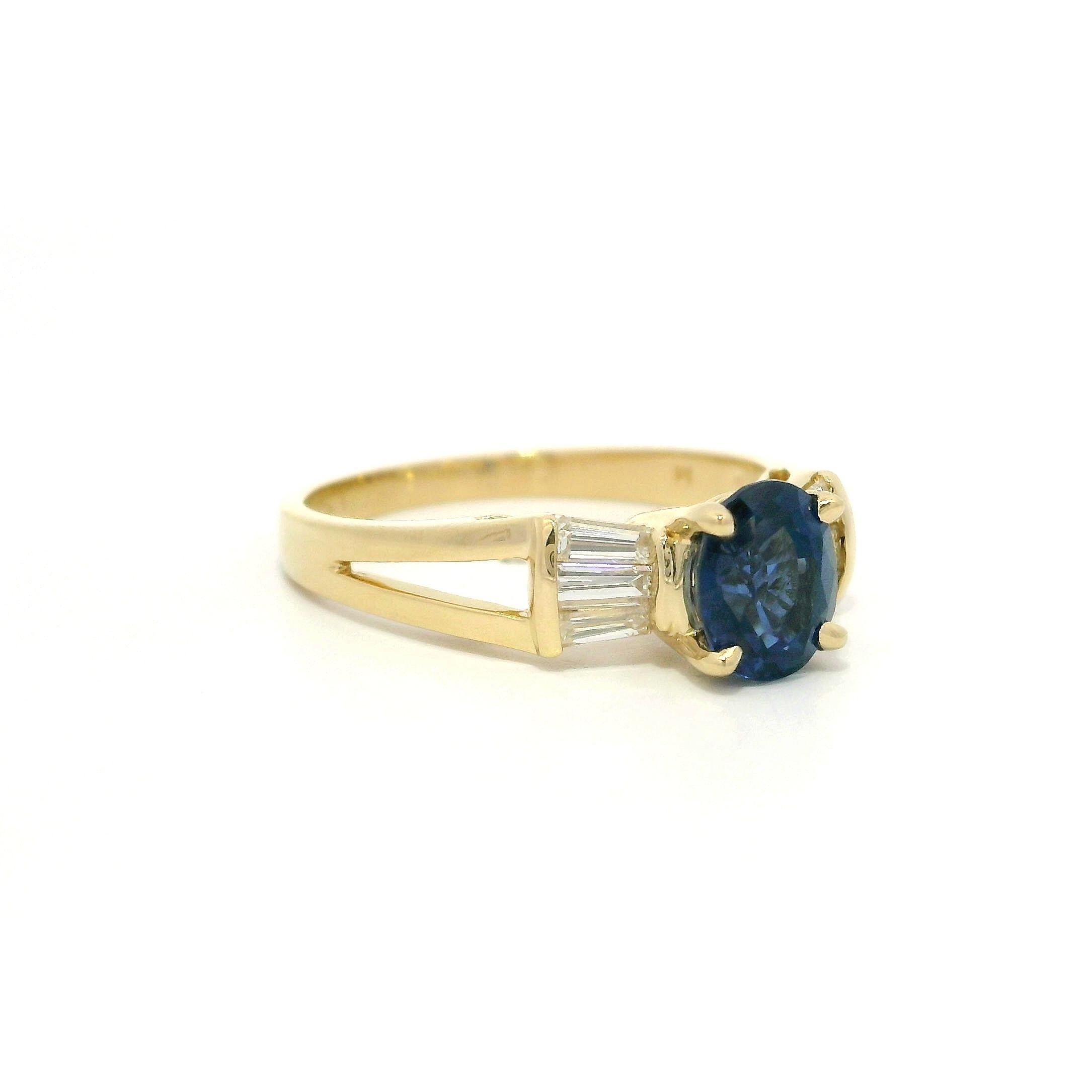 Anello in oro 14k da 1,49 carati con zaffiro blu reale e diamante baguette in vendita 4