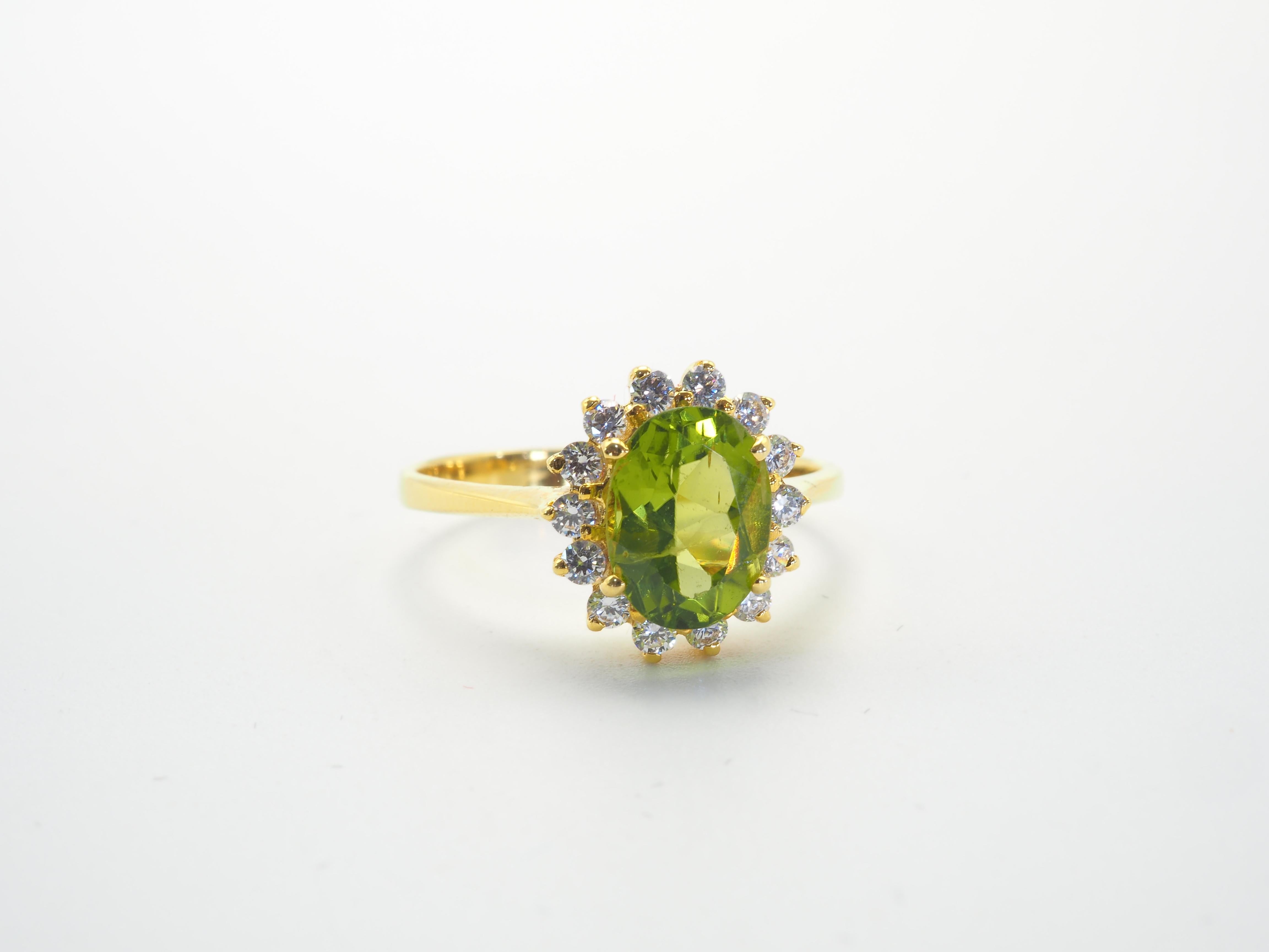 14K Gold 1.50ct Oval Green Peridot & Cubic Zirconia Sunburst Fine Ring In Excellent Condition In เกาะสมุย, TH