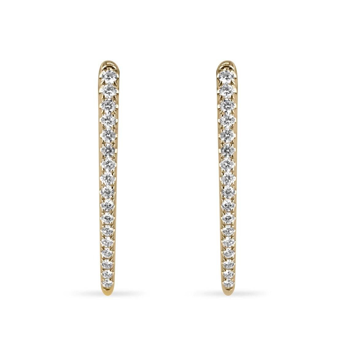 Eleva tu elegancia con nuestros Impresionantes Pendientes Gota en V de Esmeralda y Diamante. Estas exquisitas joyas son una sinfonía de destellos, con una parte delantera adornada con diamantes engastados y un reverso adornado con esmeraldas talla