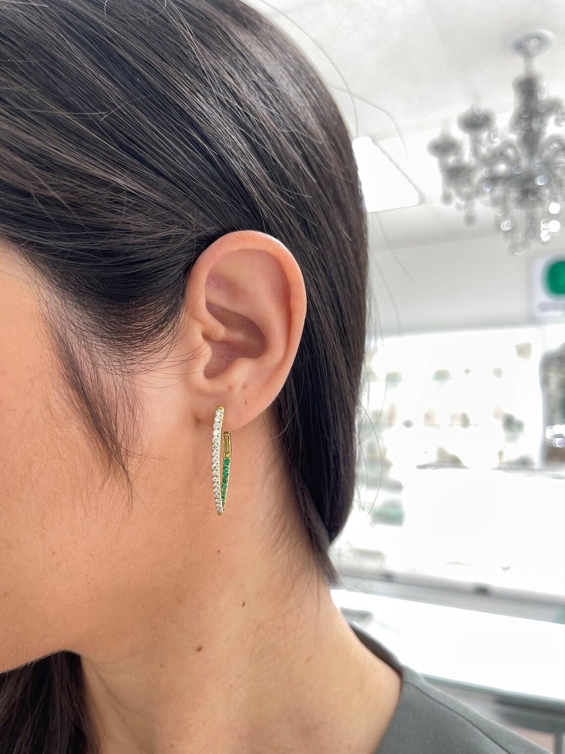 Pendientes de oro de 14 quilates con diamantes y esmeraldas en forma de aro y gota en V de 1,51 qtc Engastados Vivid Lush Corte esmeralda en venta