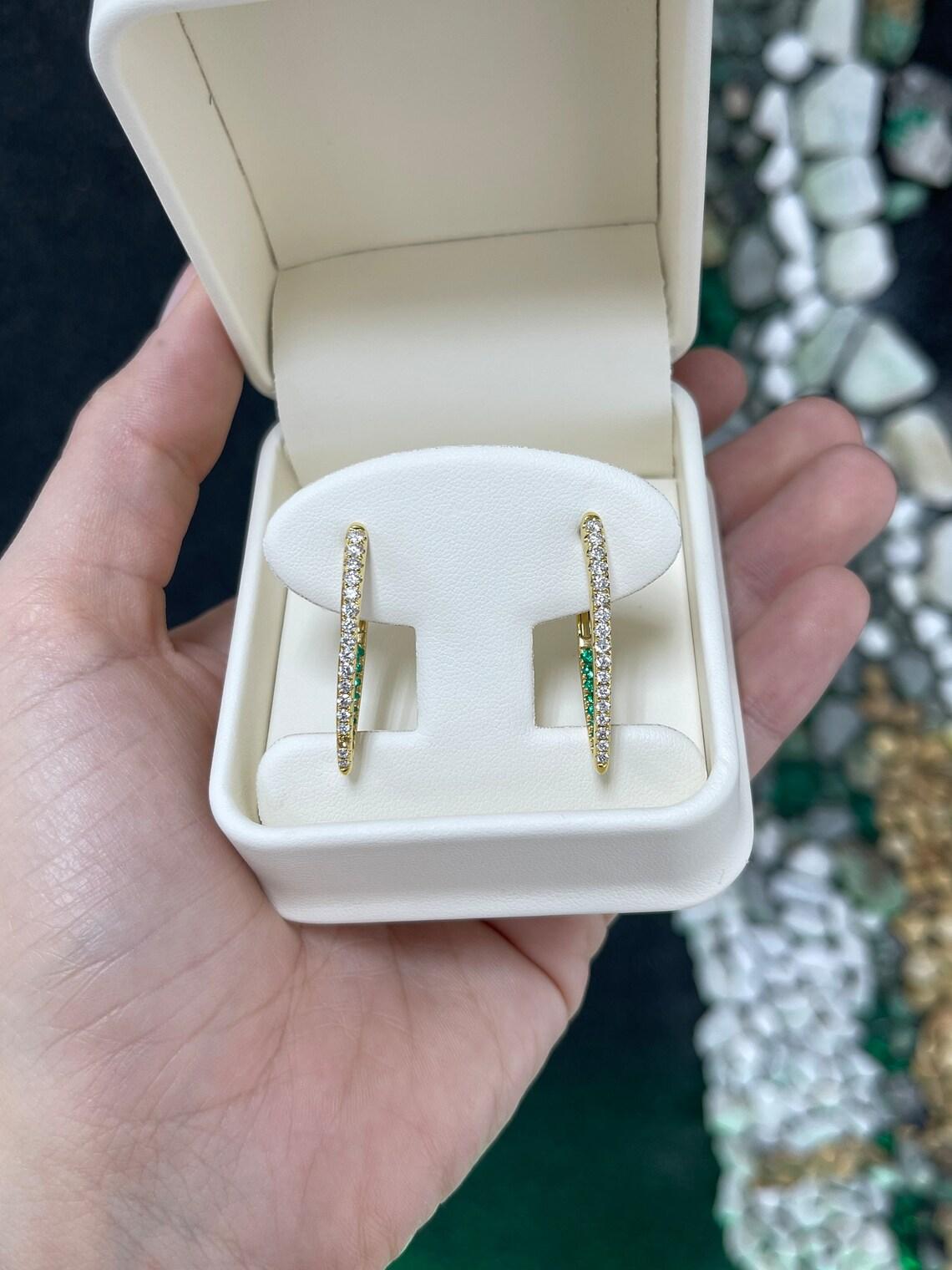 De las mujeres Pendientes de oro de 14 quilates con diamantes y esmeraldas en forma de aro y gota en V de 1,51 qtc Engastados Vivid Lush en venta